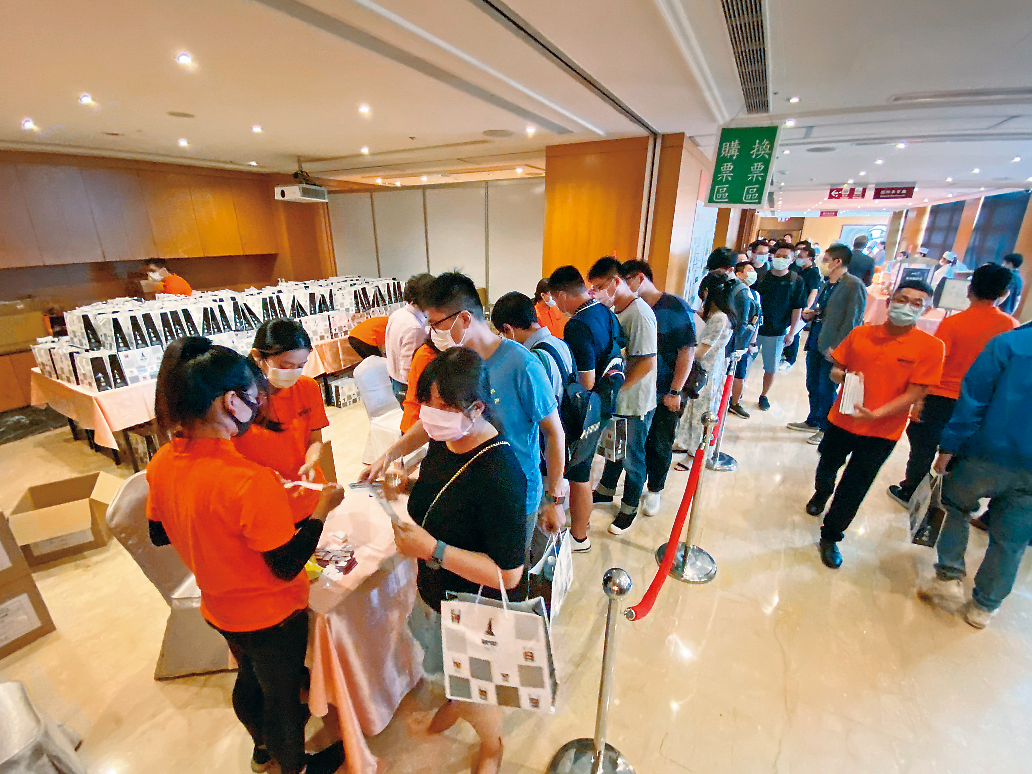 在尖峰時間，進場人數激增時，因驗證與換贈品需要時間，加上要填寫「理性飲酒同意書」，參觀者要有點耐心依序排隊。