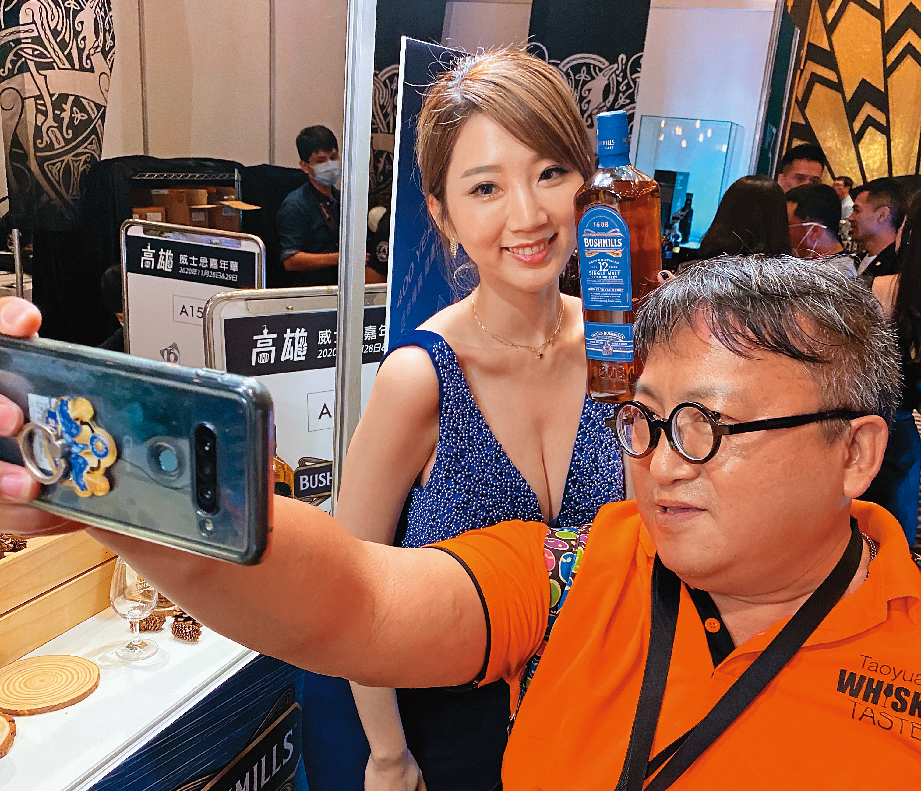 逛酒展喝美酒，但也別忘了跟現場PG美眉合影，留下酒展最美的時刻。