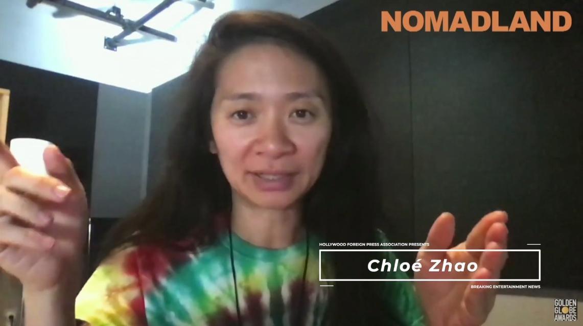 華裔導演趙婷憑著《游牧人生》勇奪金球獎，不料近日竟捲入辱華風波。（翻攝自Golden Globe YouTube）