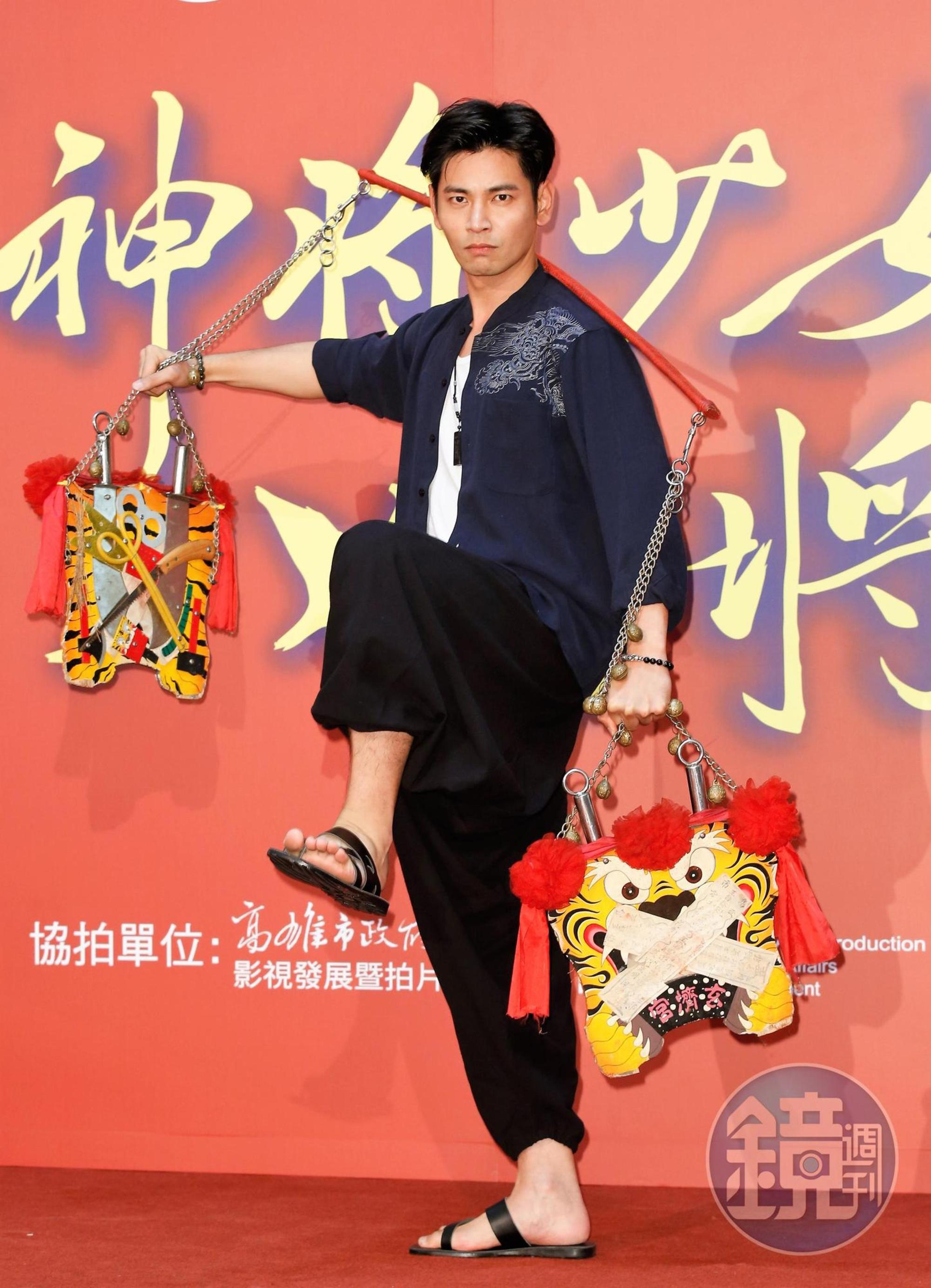 楊子儀透露演員們為戲積極練習,操練到鐵腿。