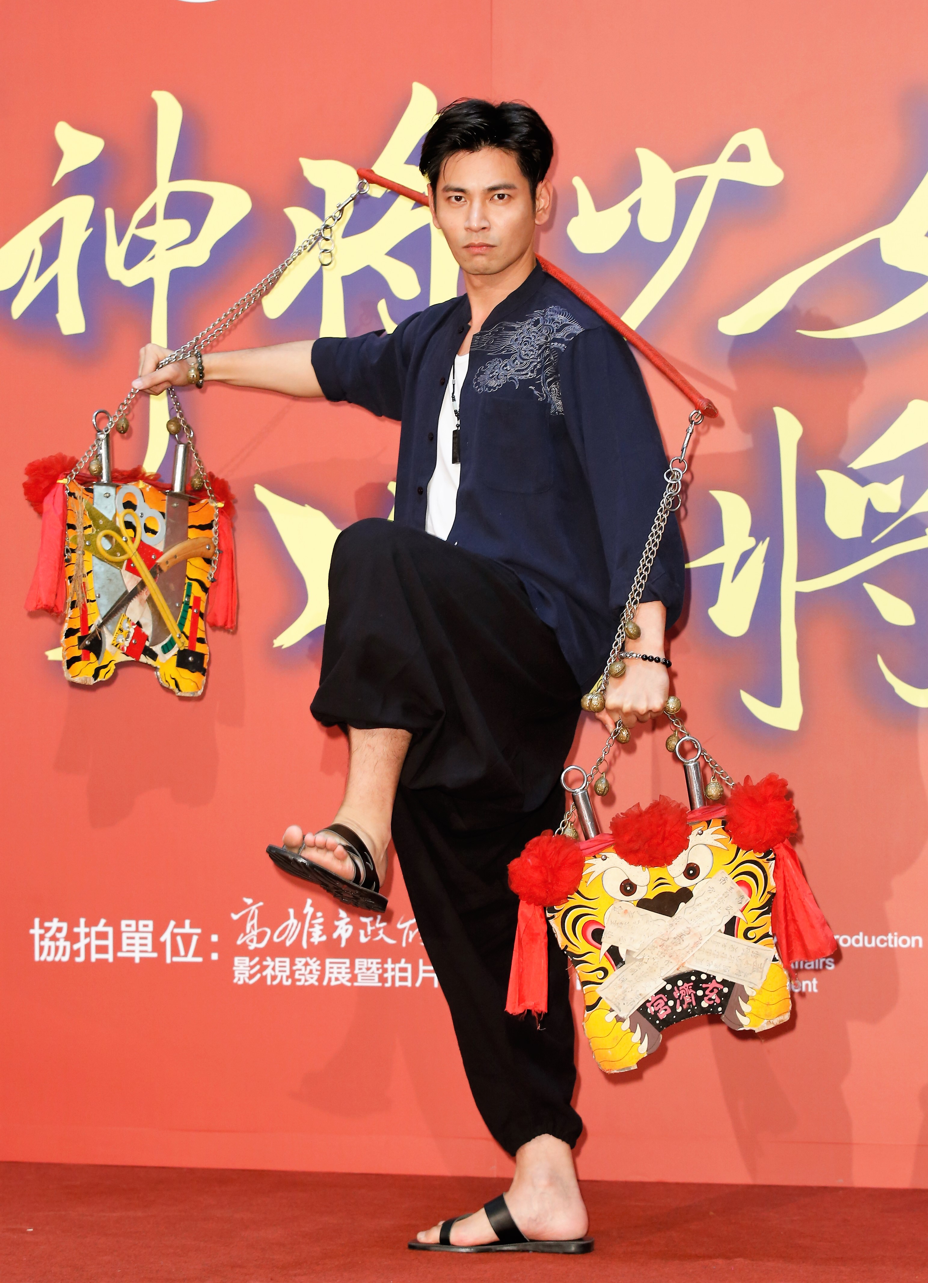 楊子儀透露演員們為戲積極練習,操練到鐵腿。