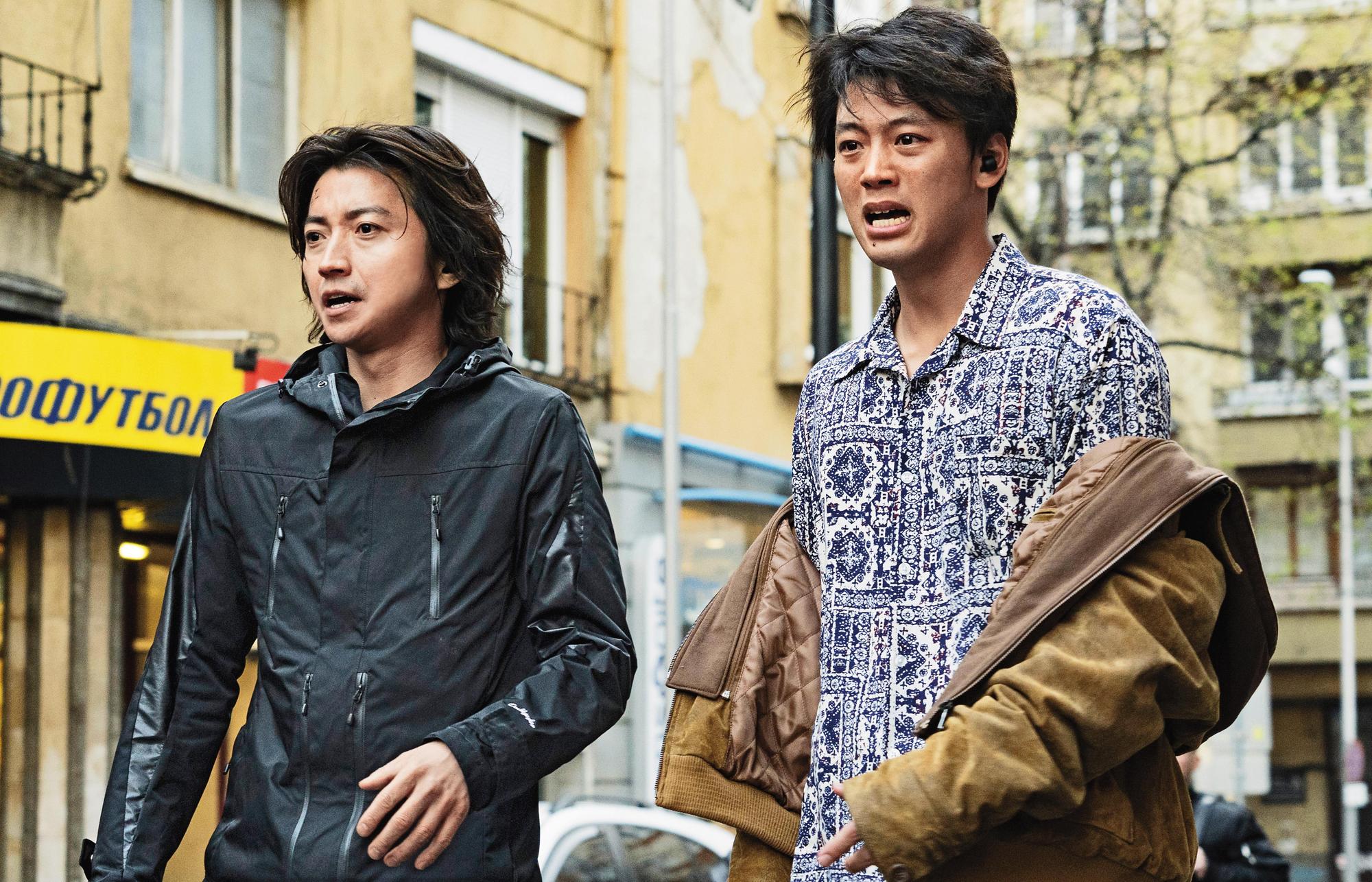 藤原龍也(左)與竹內涼真(右)飾演祕密組織特務,合作接手已故同事的任務。(鴻聯國際提供)