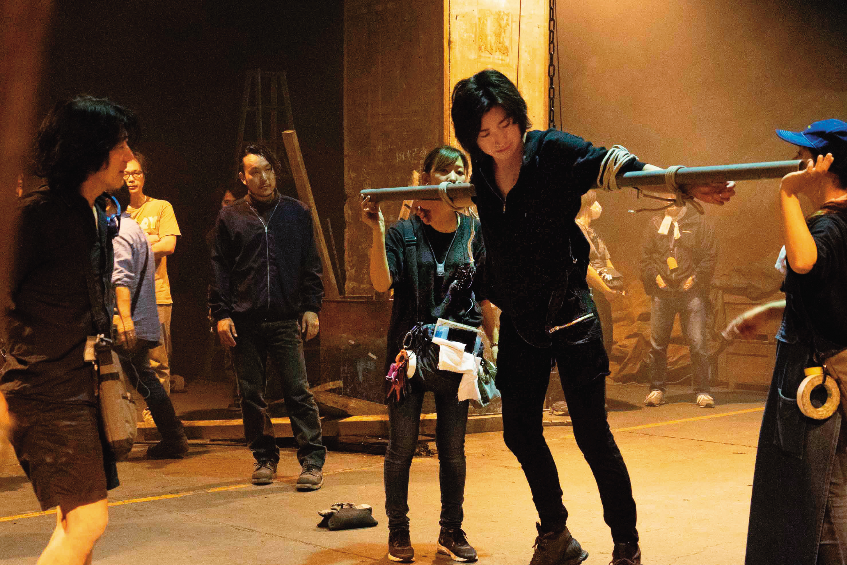 導演羽住英一郎（左一）在《太陽不會動》開鏡前要求藤原龍也（右二）鍛鍊身體，動作戲全都由藤原本人親自上陣。（鴻聯國際提供）