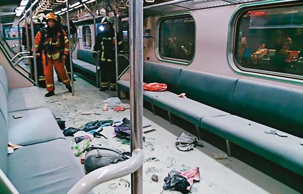 爆炸後,台鐵車廂內到處都是粉塵,乘客的物品也散落一地。(台鐵提供)