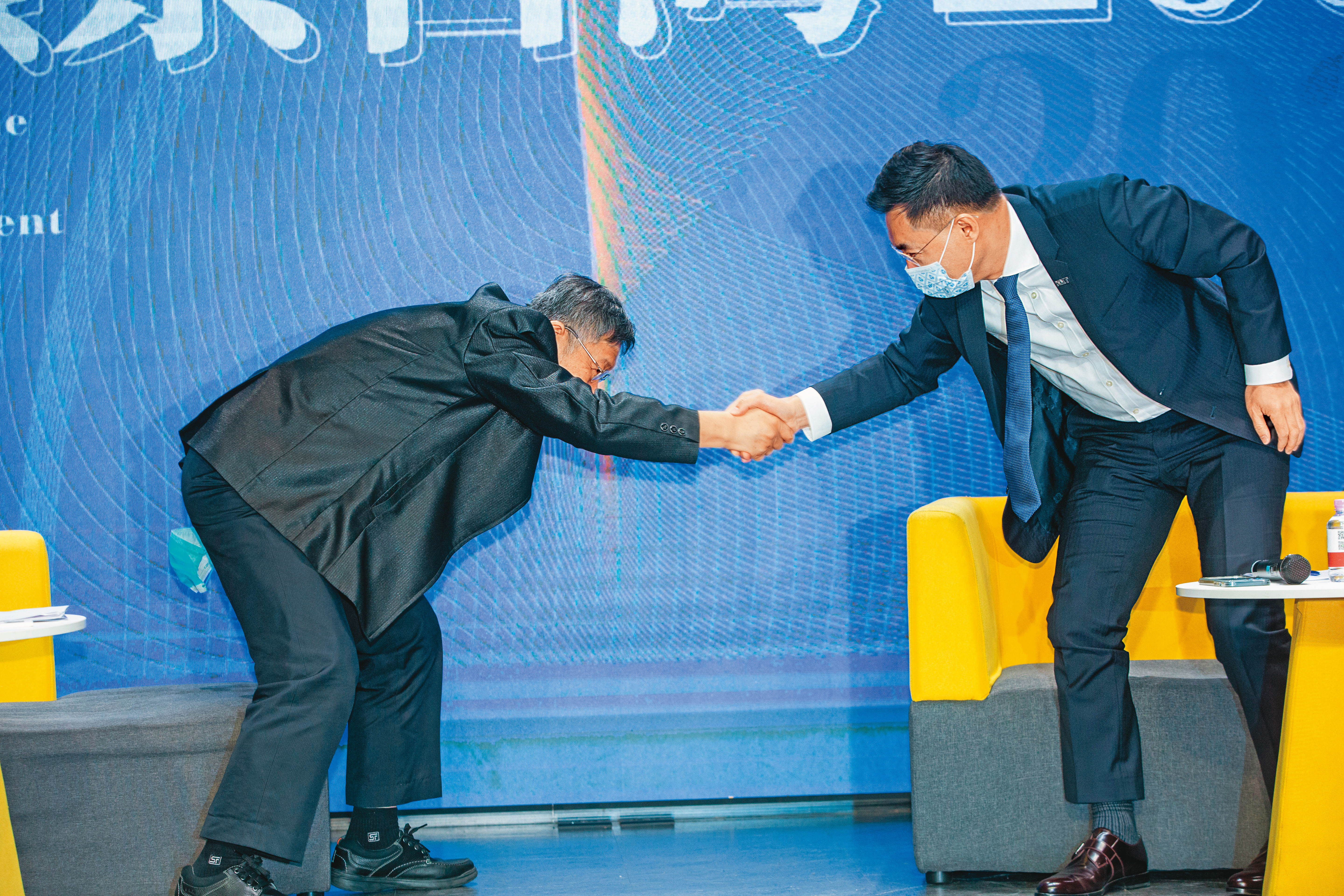 江啟臣（右）邀柯文哲（左）在國民黨智庫的論壇活動同框，卻引發黨內正反激烈辯論。