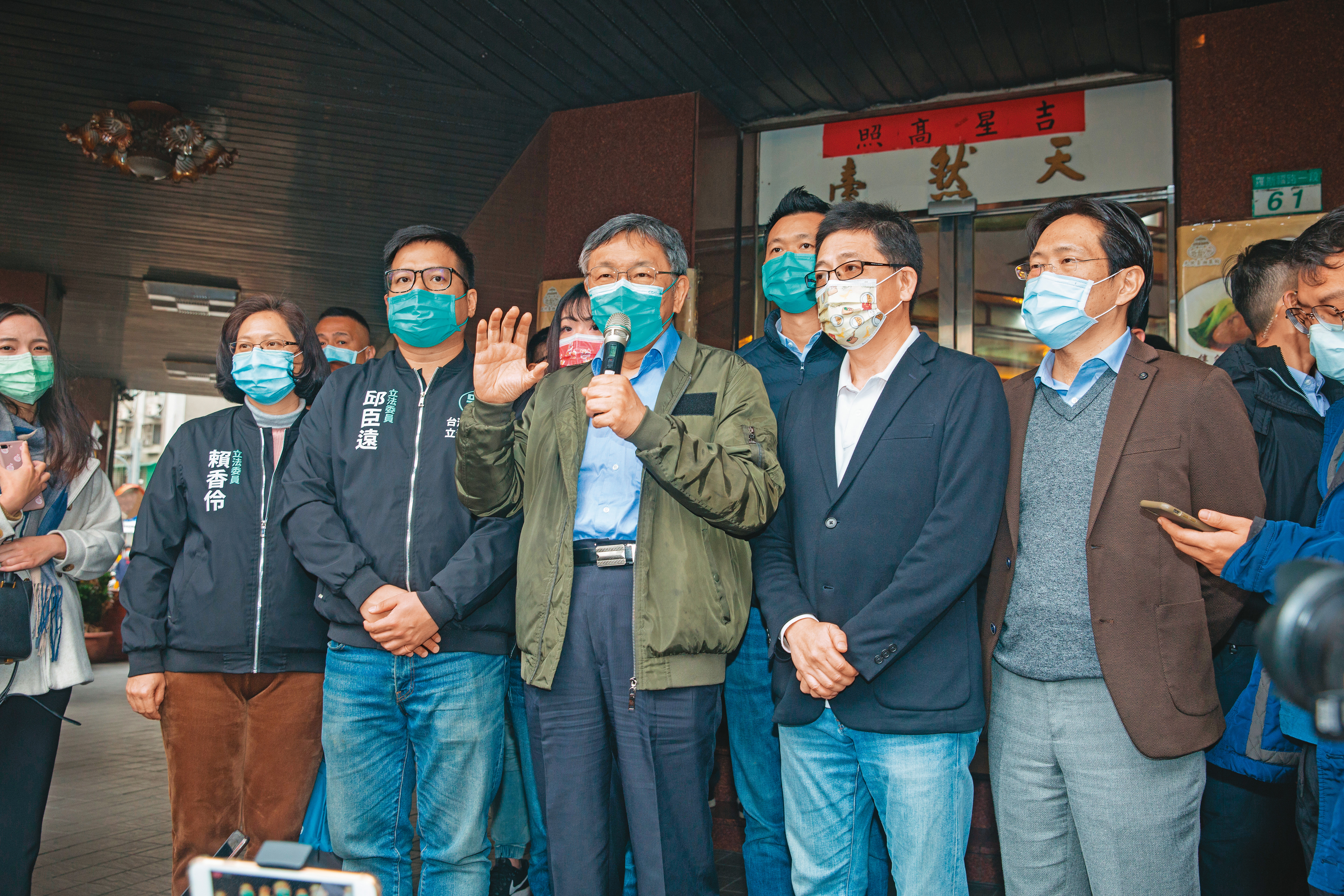 柯文哲與江啟臣合體，不但在藍營內部引發藍白合風波，柯營內部的藍綠勢力也暗自角力。圖為柯率領民眾黨出席春酒，大談有別於藍綠統獨的「天然台」論述。