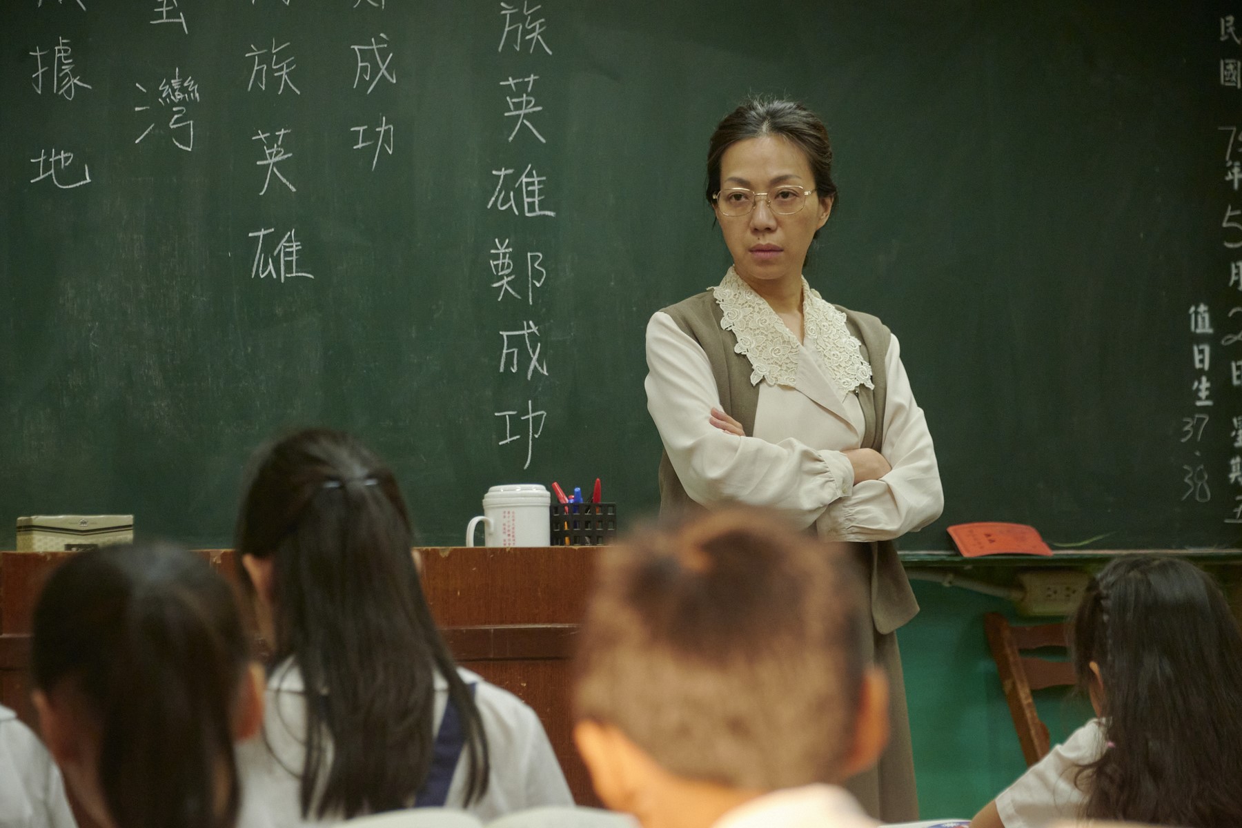 萬芳在劇中飾演謹遵國家教育體制的老師,抽屜暗藏商場裡很多人的祕密。(公視、台灣大哥大myVideo提供)