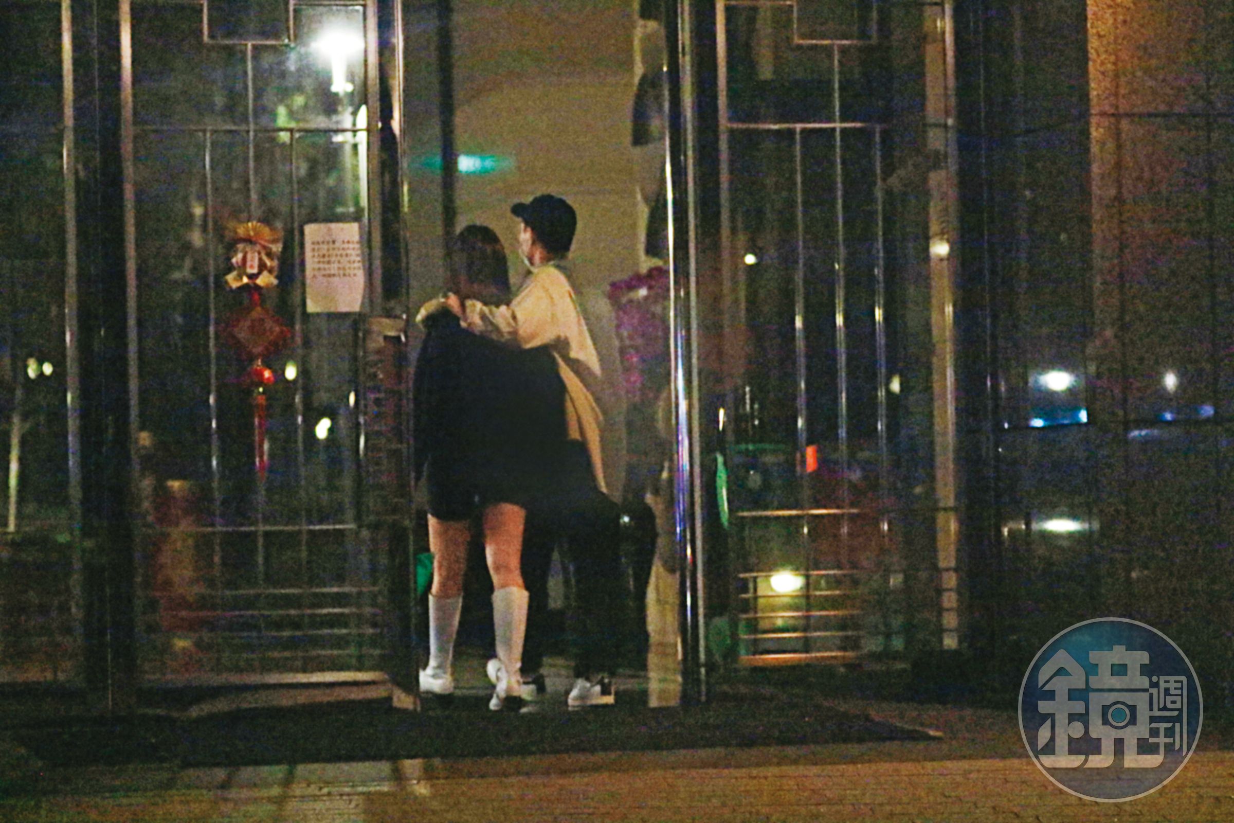 2/27 00:47 派對結束後，楊祐寧摟著老婆的肩膀一同回到才搬進不久的新家，夫妻甜蜜如故。