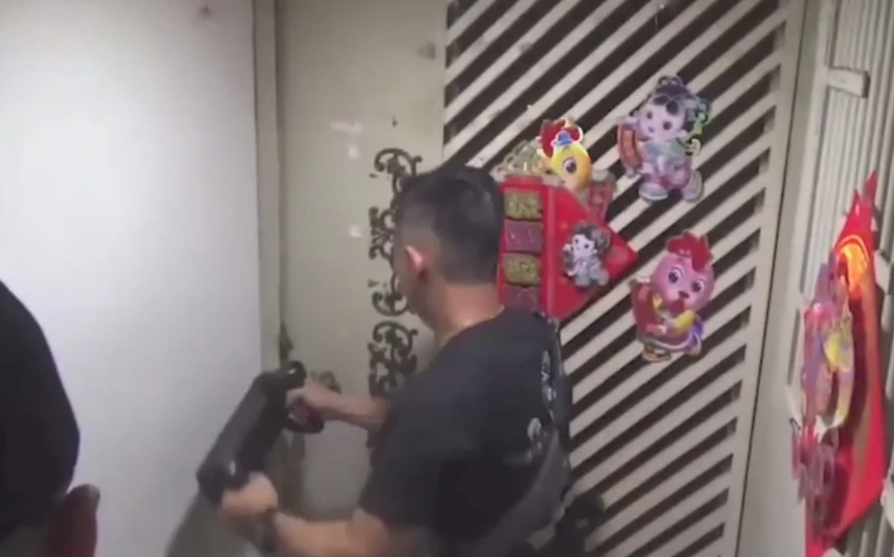 警方持工具破門而入。(萬華分局提供)