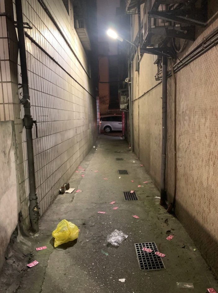 警方為保全證據撿拾保險套,有些還是嫖客用過的。(萬華分局提供)