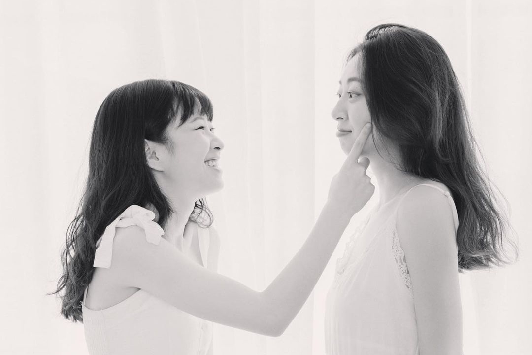 莊凌芸（左）墜樓輕生，親姊姊IG貼出合照悲慟呼喚「到我夢裡走走」。（翻攝自IG）