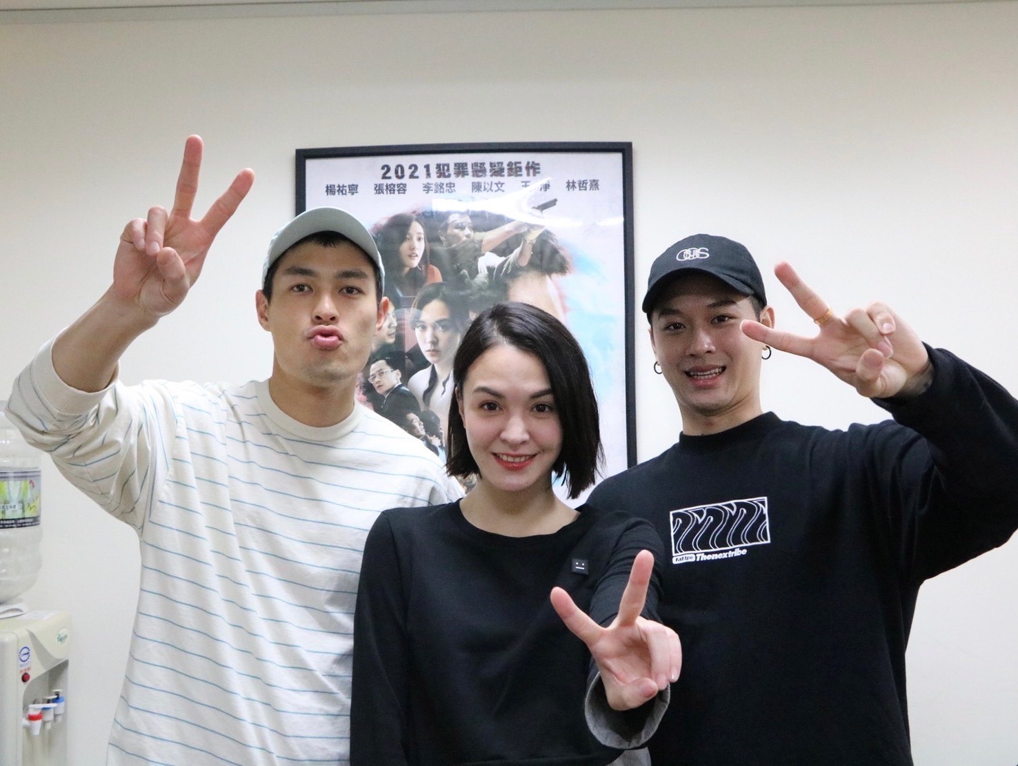 《複身犯》男女主角楊祐寧（左）、張榕容（中）與主題曲演唱人高爾宣（右）現身戲院答謝影迷支持。（牽猴子提供）