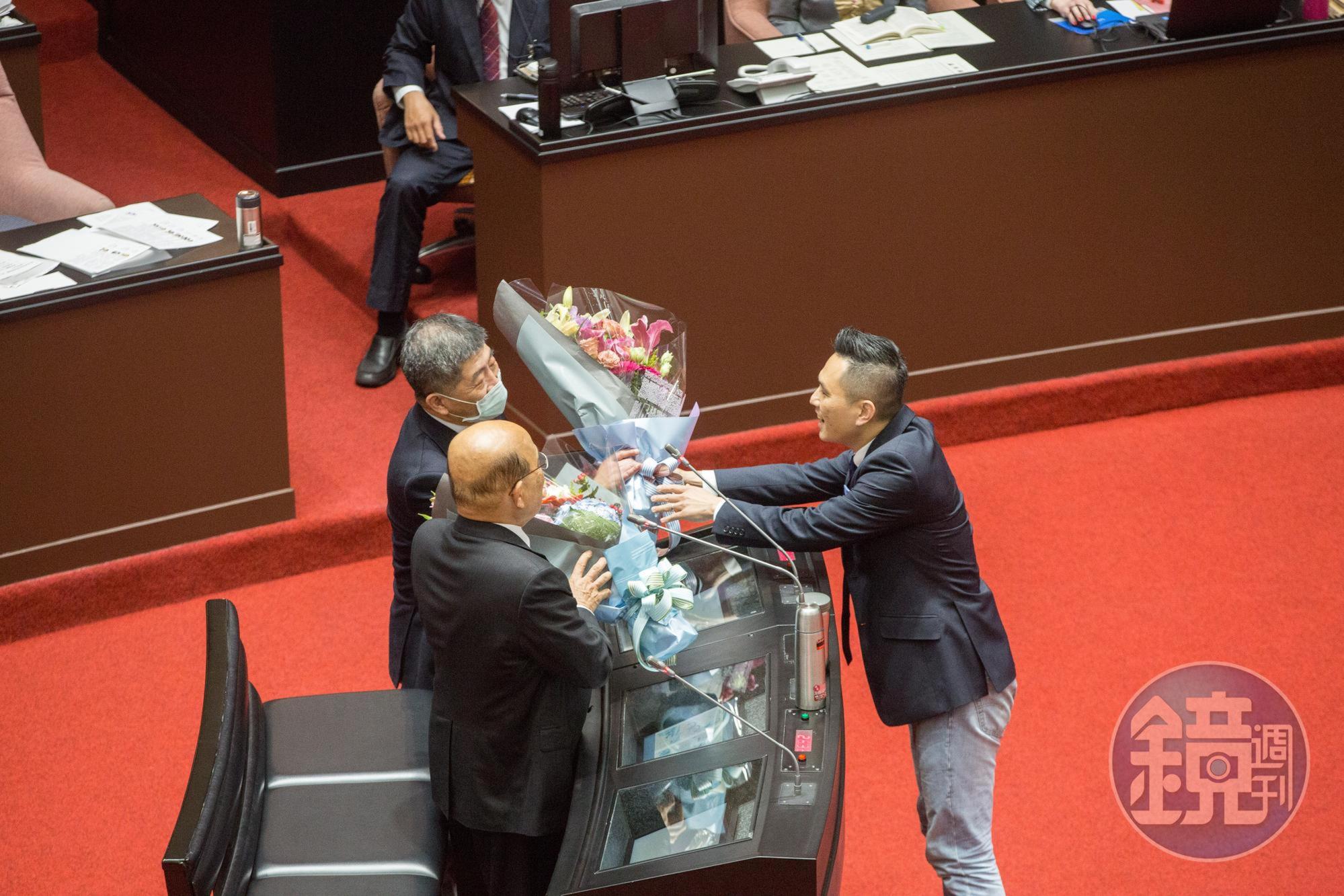 藍委陳以信在立院總質詢時,獻花給行政院長蘇貞昌及衛福部長陳時中。