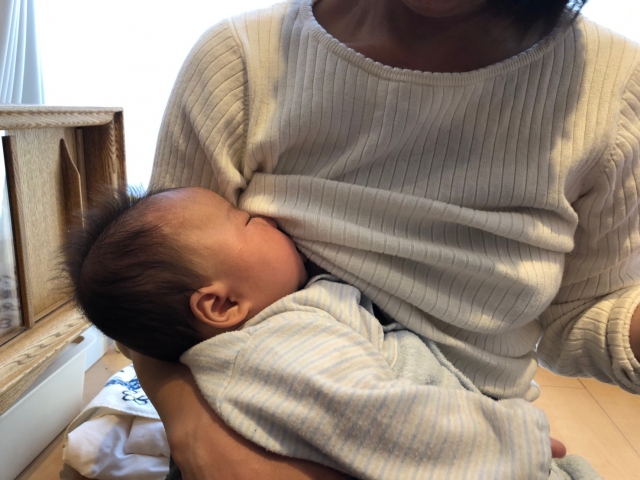 一名人妻抱怨常被公公用齷齪眼神揶揄自己因為哺乳而變大的胸部。（示意圖，photo-AC）