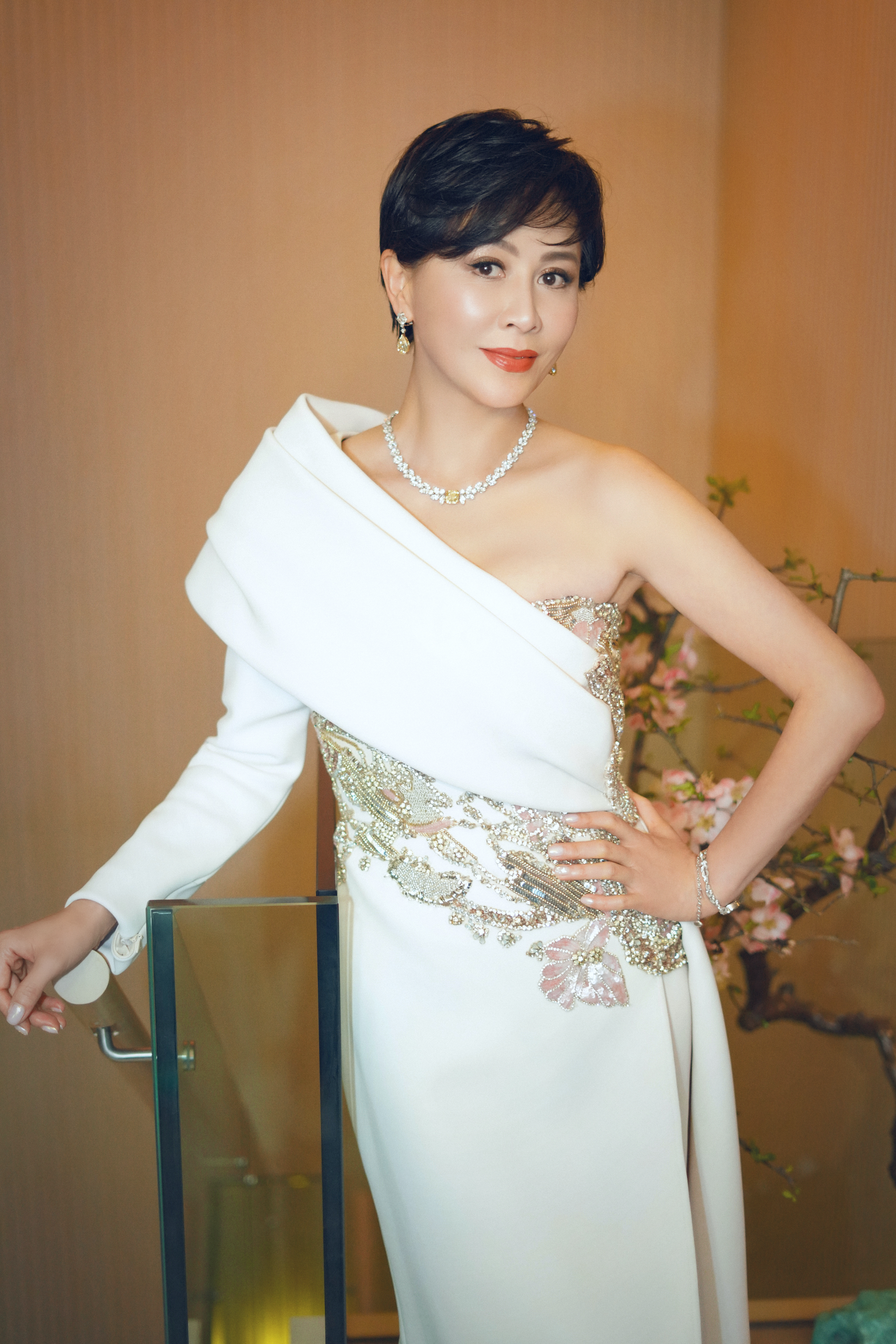 劉嘉玲身穿Elie Saab斜肩不對稱高訂禮服，以鑲嵌2顆總重約23.07克拉的水滴型黃鑽耳環增色，而Mini Twist頂級珠寶腕錶似一條蜿蜒的鑽石小河，在手腕流淌。（Harry Winston提供）