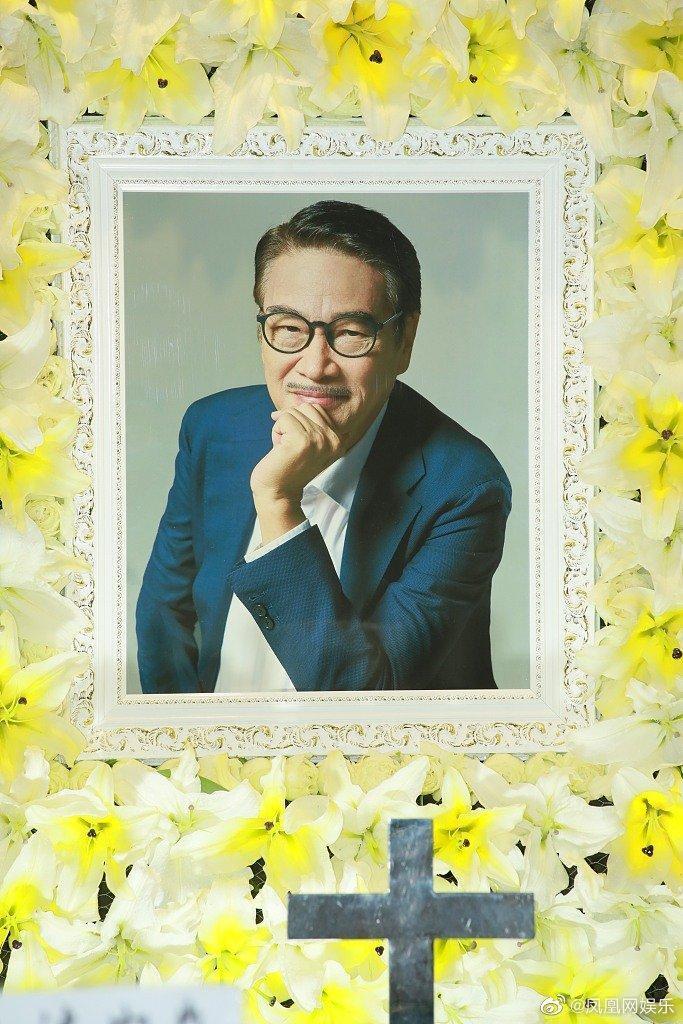 吳孟達的靈堂照選用他穿西裝燦笑的照片。(翻攝自鳳凰網娛樂微博)