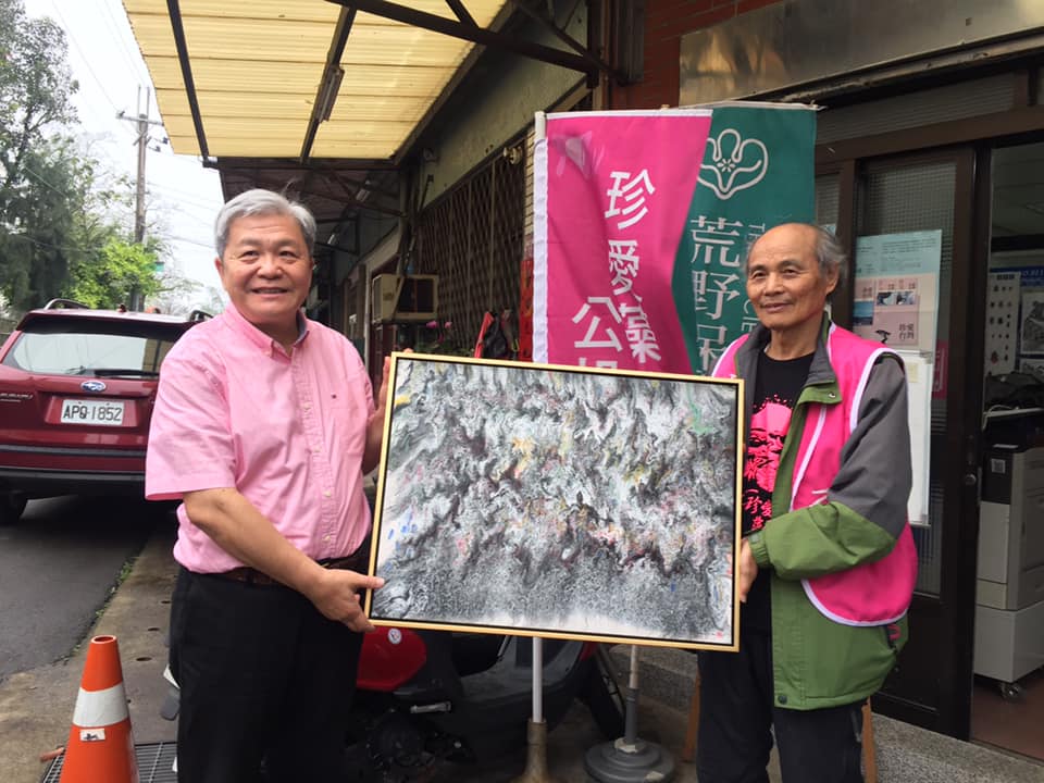 藻礁連署即將突破55萬大關，不過公投領銜人潘忠政（右）今卻表示不會與政府派出的農委會主委陳吉仲見面。（翻攝自「珍愛桃園藻礁」臉書）