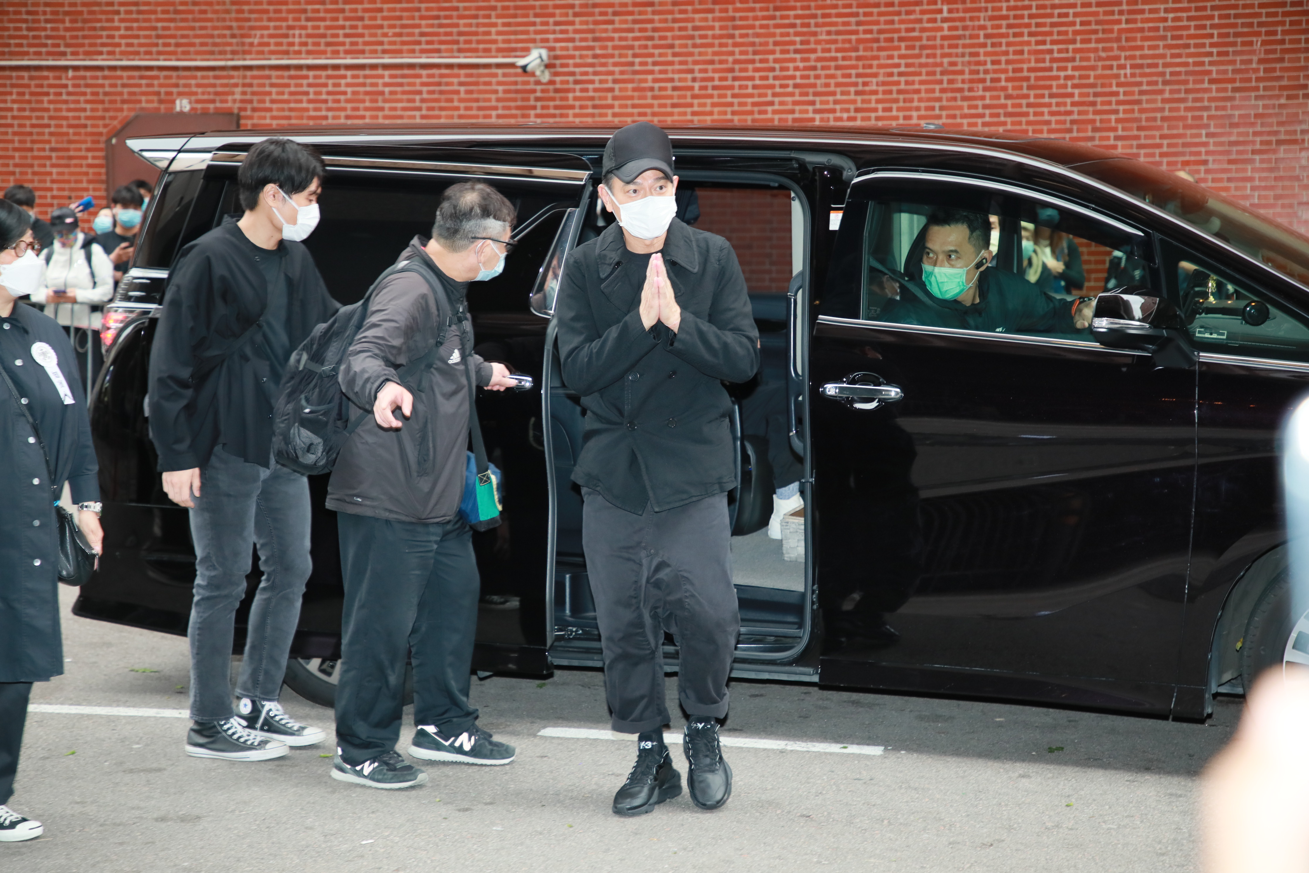 多次與吳孟達合作的劉德華雙手合十，向老朋友致哀。（東方IC）