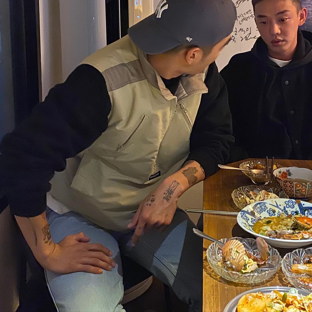 崔男(左)的IG除了一些藝術品及自拍照,就是滿滿的與劉亞仁(右)有關的照片,也有多張兩人合照。(翻攝自@haneyl_choi IG)