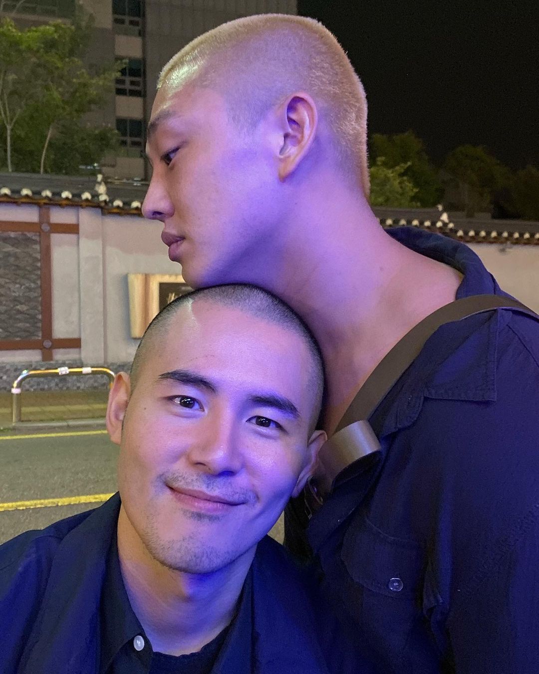 劉亞仁(右)曾在「國際出櫃日」曬出與男性親密貼頭照,當時就引起熱議。(翻攝自@hongsick IG)