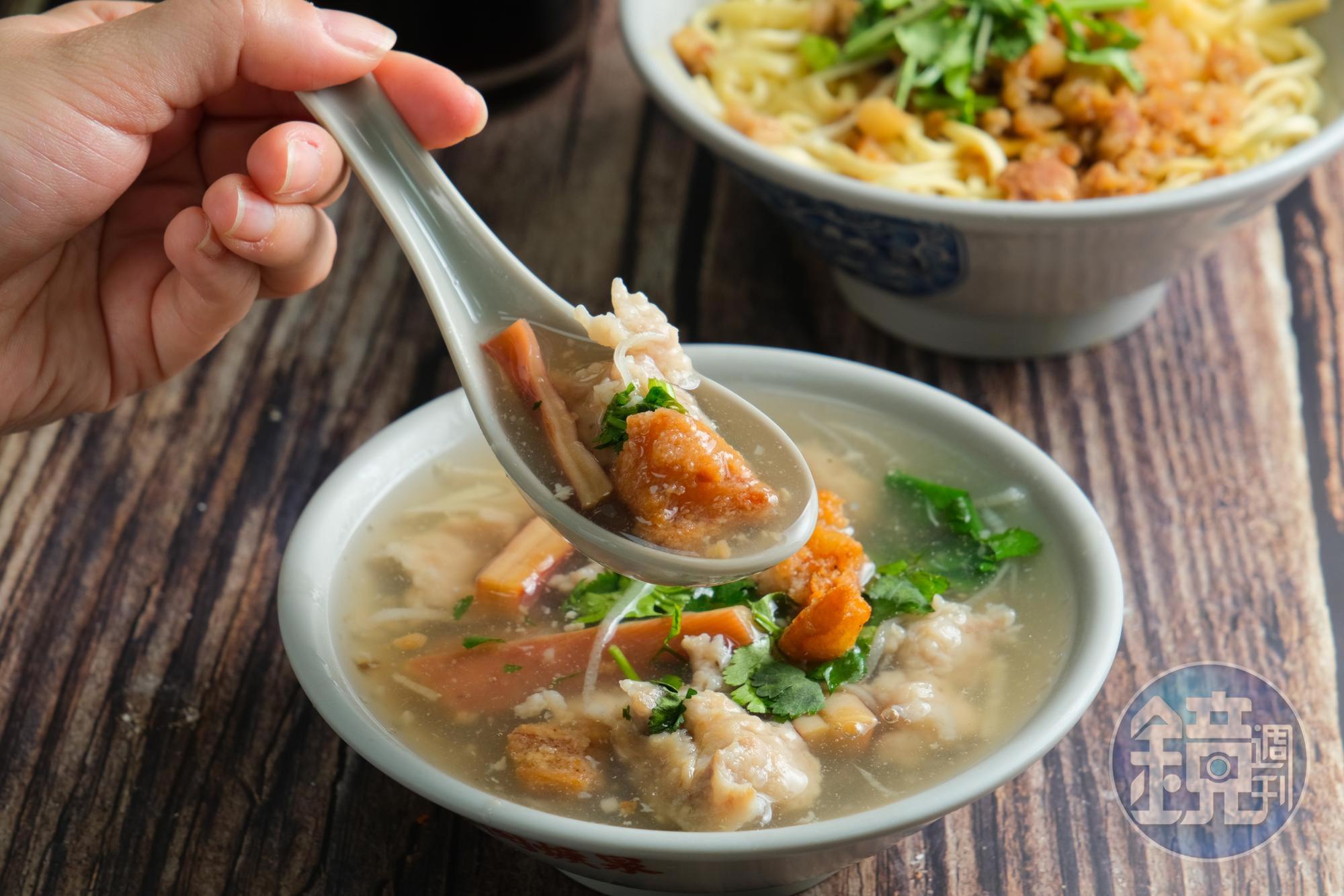 「魷魚肉焿湯」（前，50元／大碗、35元／小碗）的湯頭帶甜，勾芡均勻，淺棕色的豬肉炸添上肉香，點一碗「乾麵」（後，35元／大碗、25元／小碗），更滿足。