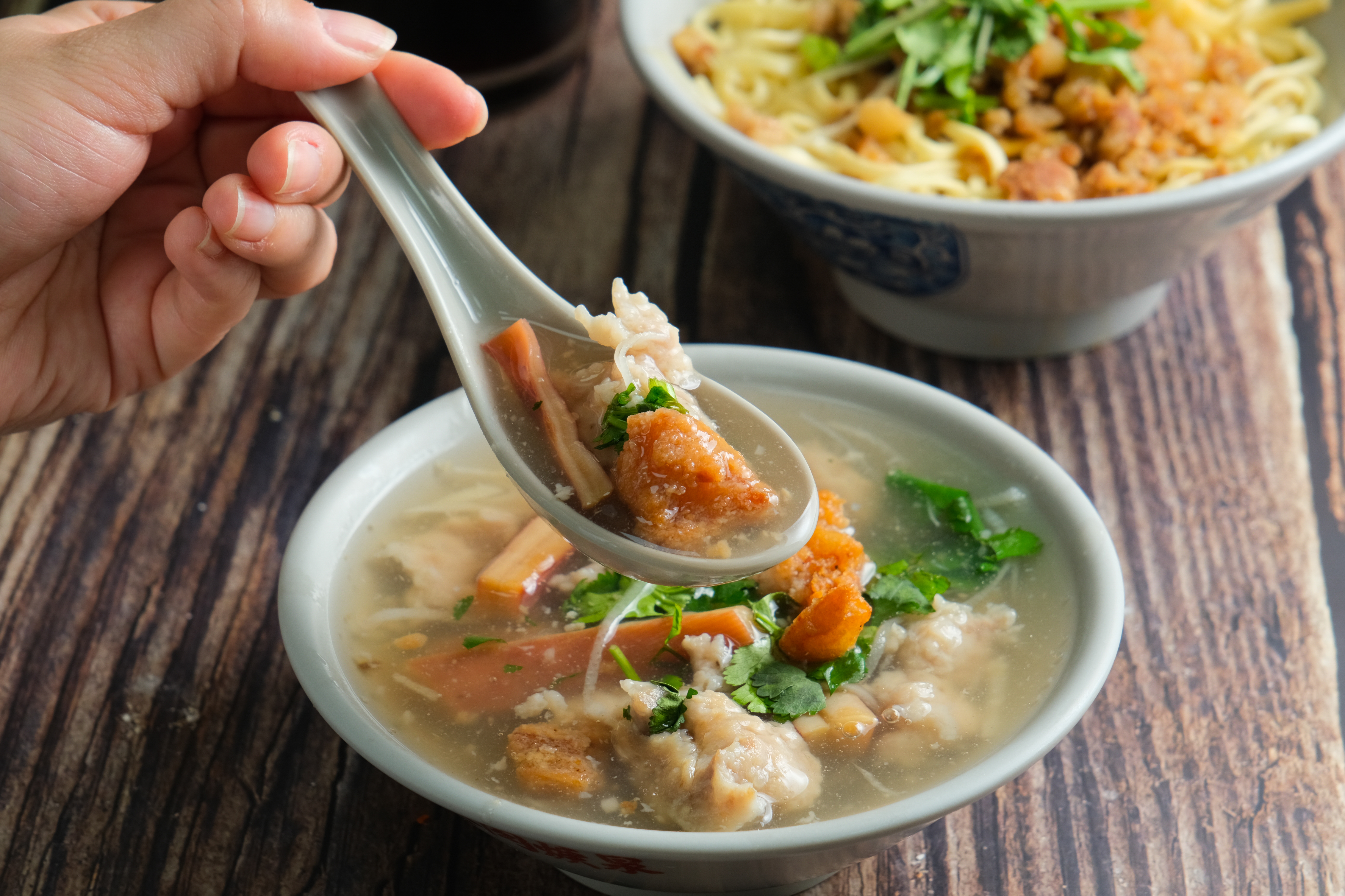 「魷魚肉焿湯」（前，50元／大碗、35元／小碗）的湯頭帶甜，勾芡均勻，淺棕色的豬肉炸添上肉香，點一碗「乾麵」（後，35元／大碗、25元／小碗），更滿足。