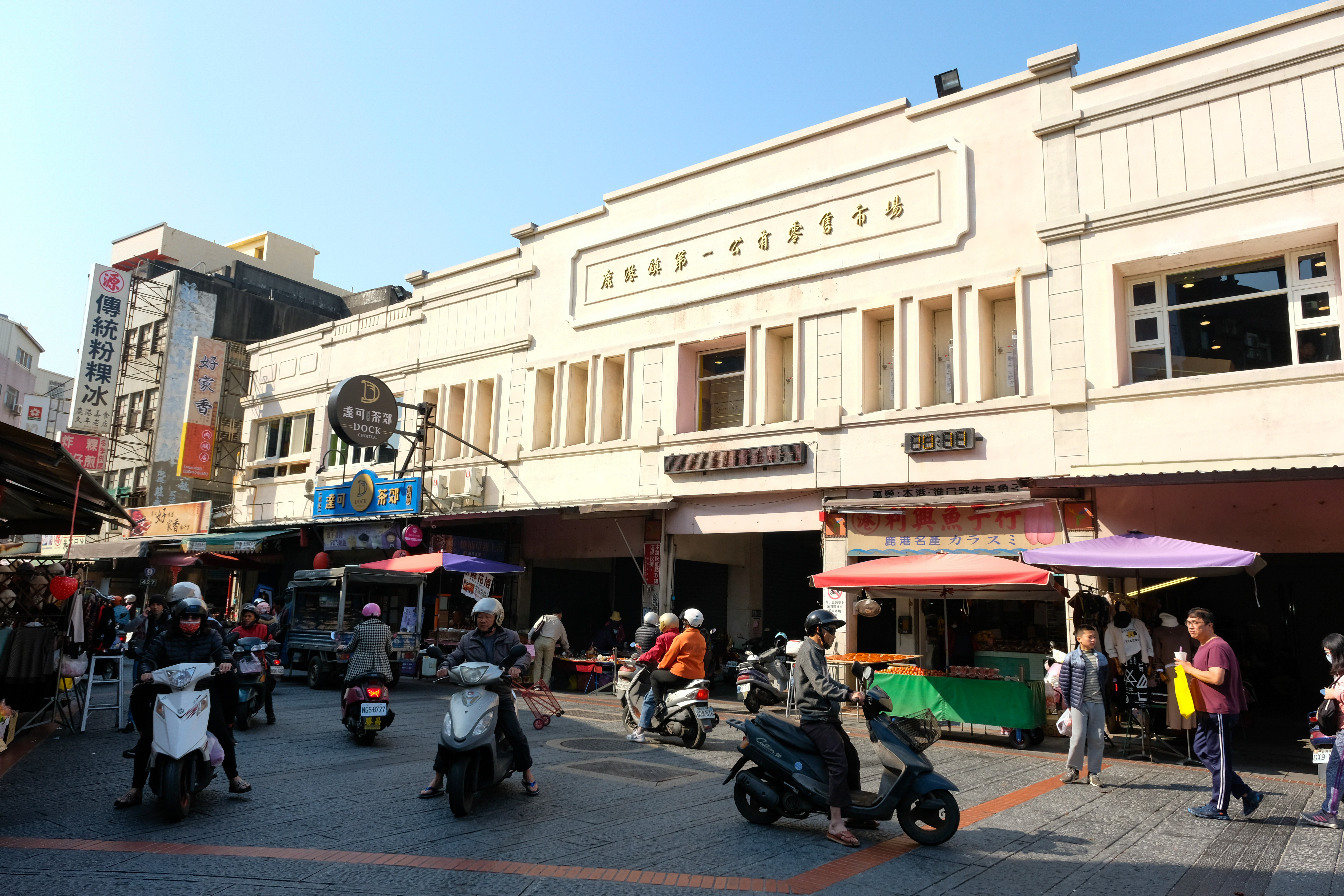 有好幾條路能通到「鹿港鎮第一公有零售市場」，在地人透早就會來採買，對外地人來說，雖然動線有點混亂，卻是鹿港人的日常。