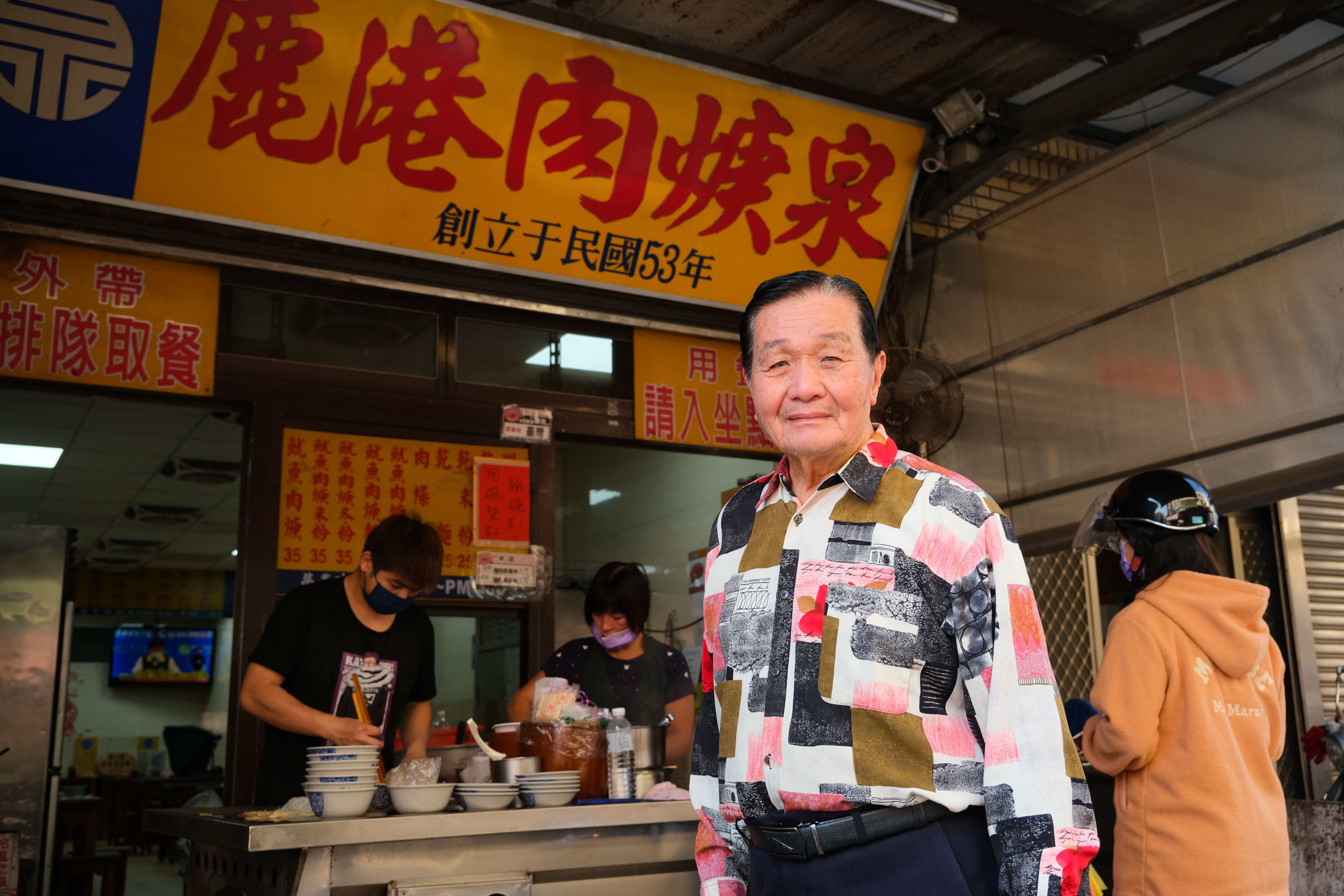 創辦人紀金泉打扮帥氣，他說：「肉羹的研發是經過不斷試吃，研究做法調校而成的。」