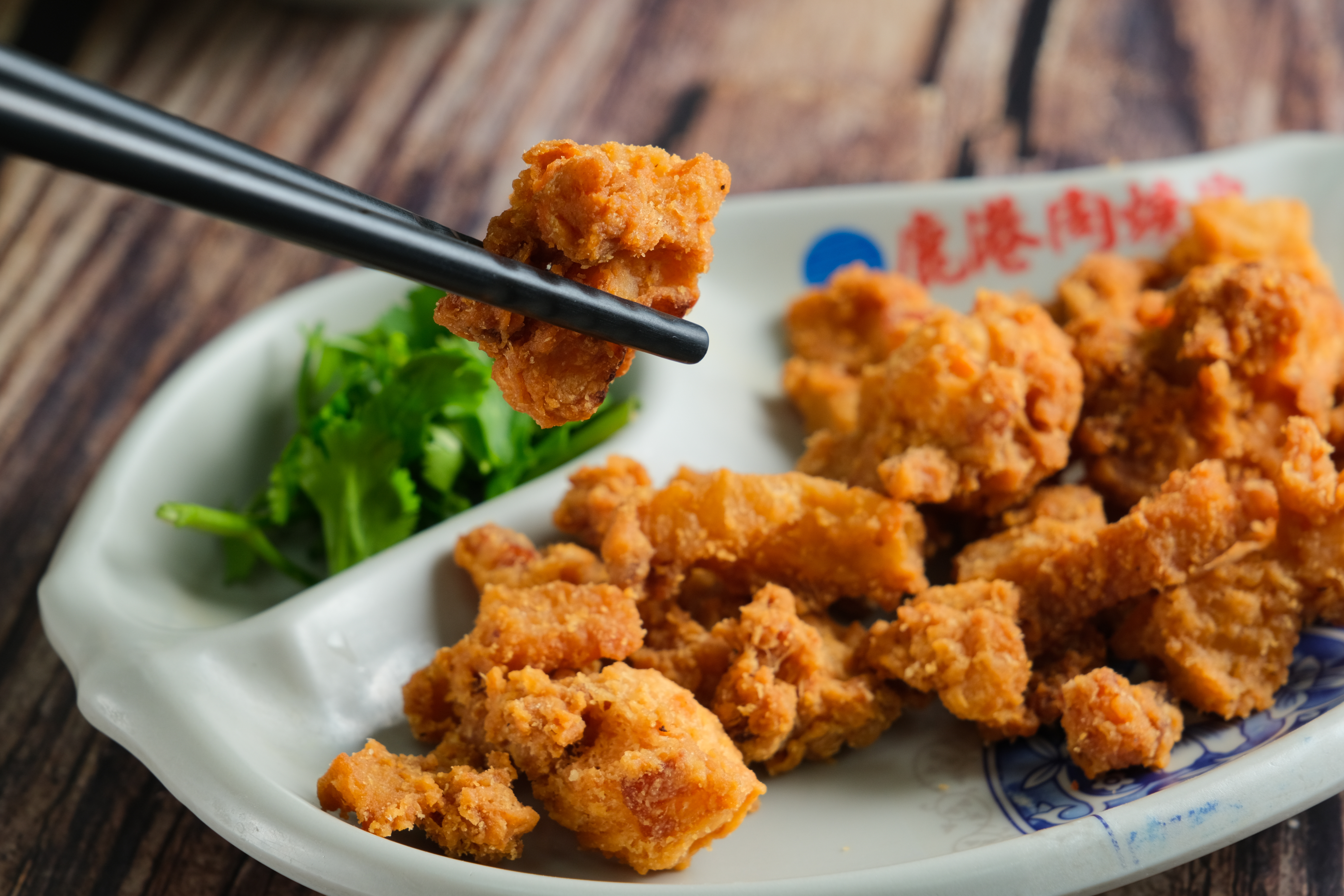 「豬肉炸」可以單點，雖然是油炸，炸功頗厲害，冷冷吃也不油。（35元／大份、10元／小份）