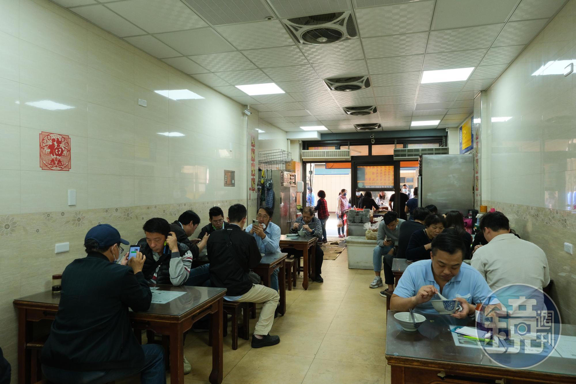 過了用餐尖峰時間，店內依然高朋滿座。