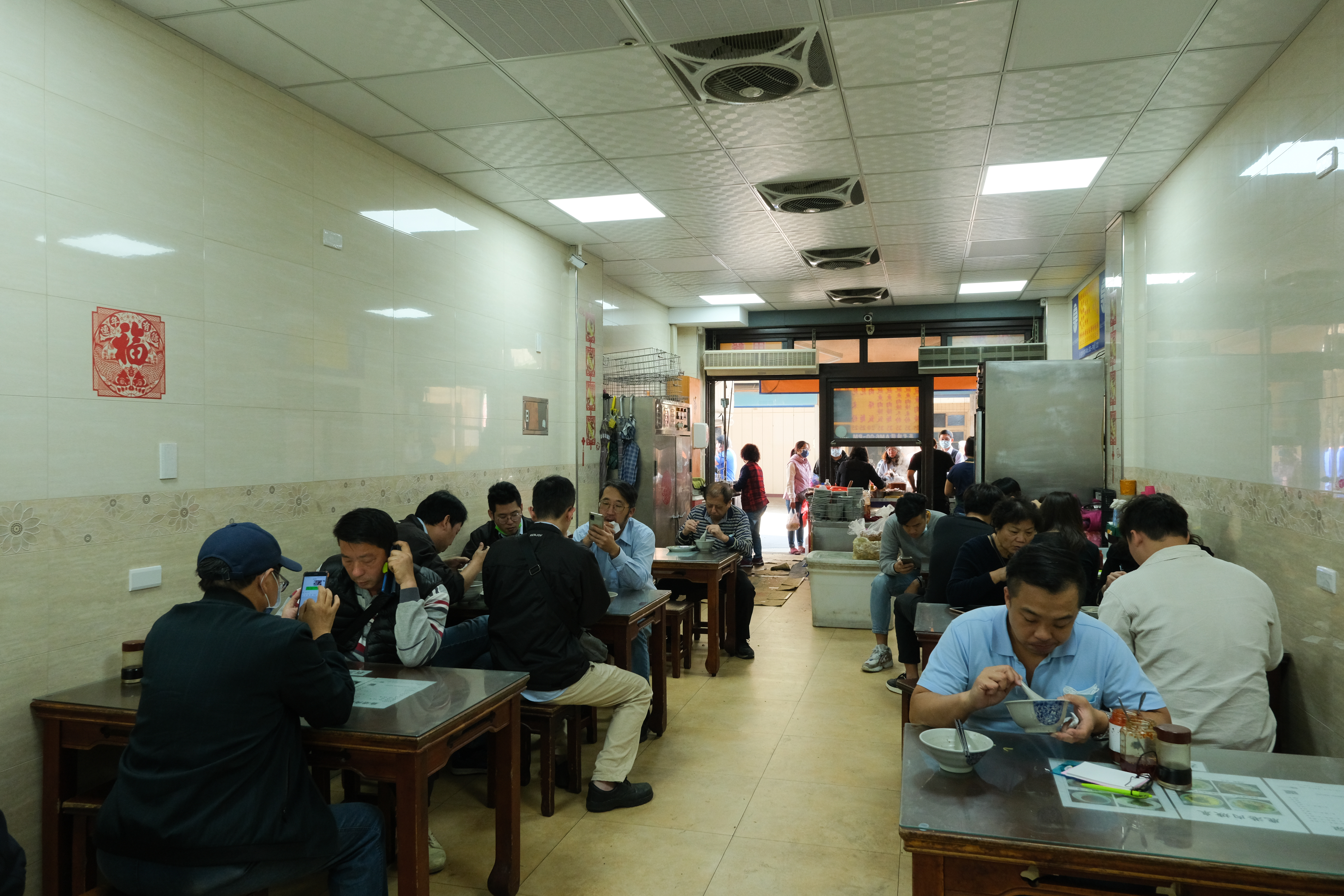 過了用餐尖峰時間，店內依然高朋滿座。