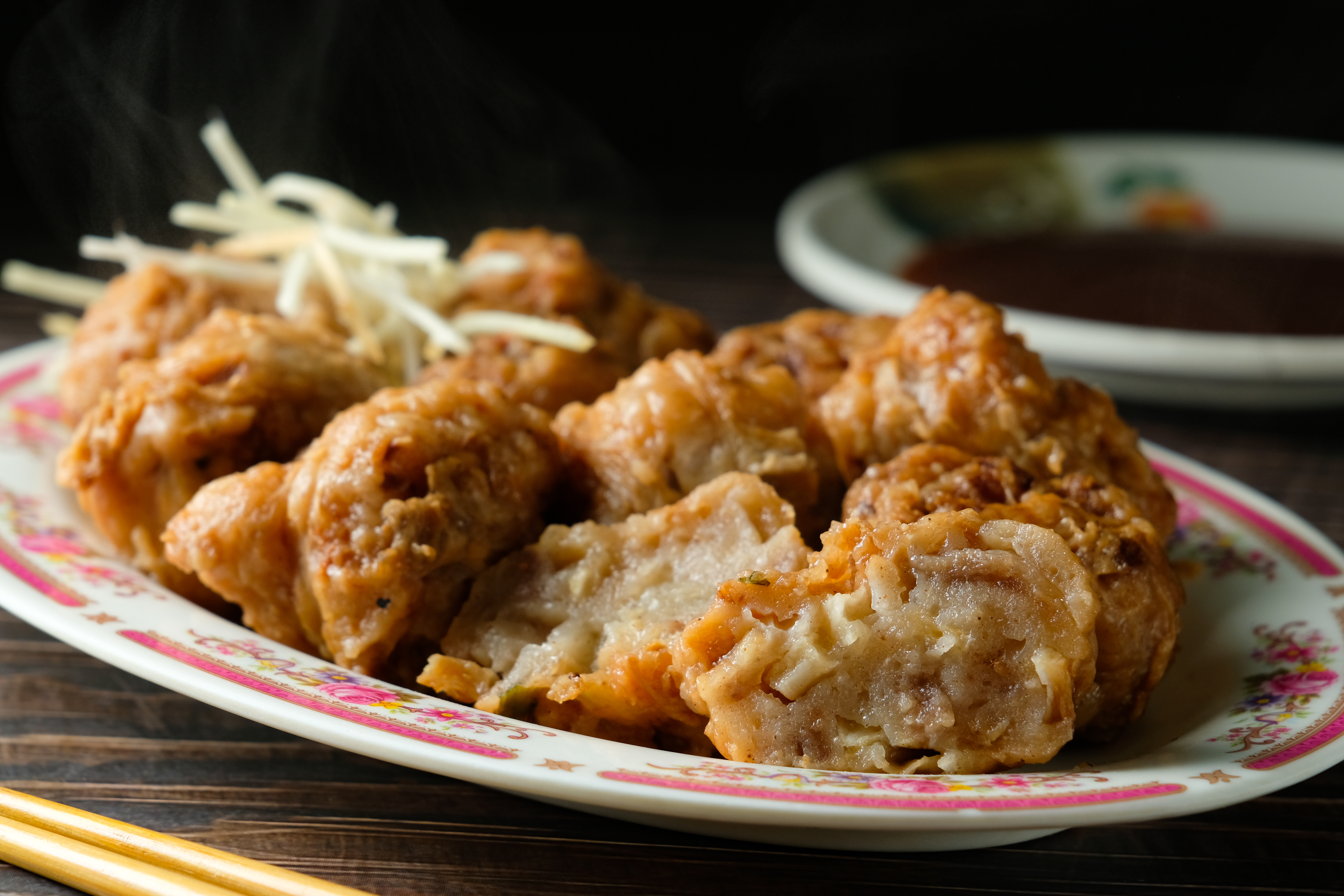 「雞捲」從公公那一代就有製作，豬網油包進肥瘦比例約3比7的豬後腿肉、洋蔥及大頭菜，捏成小塊，一口一個剛好。（5元／顆）