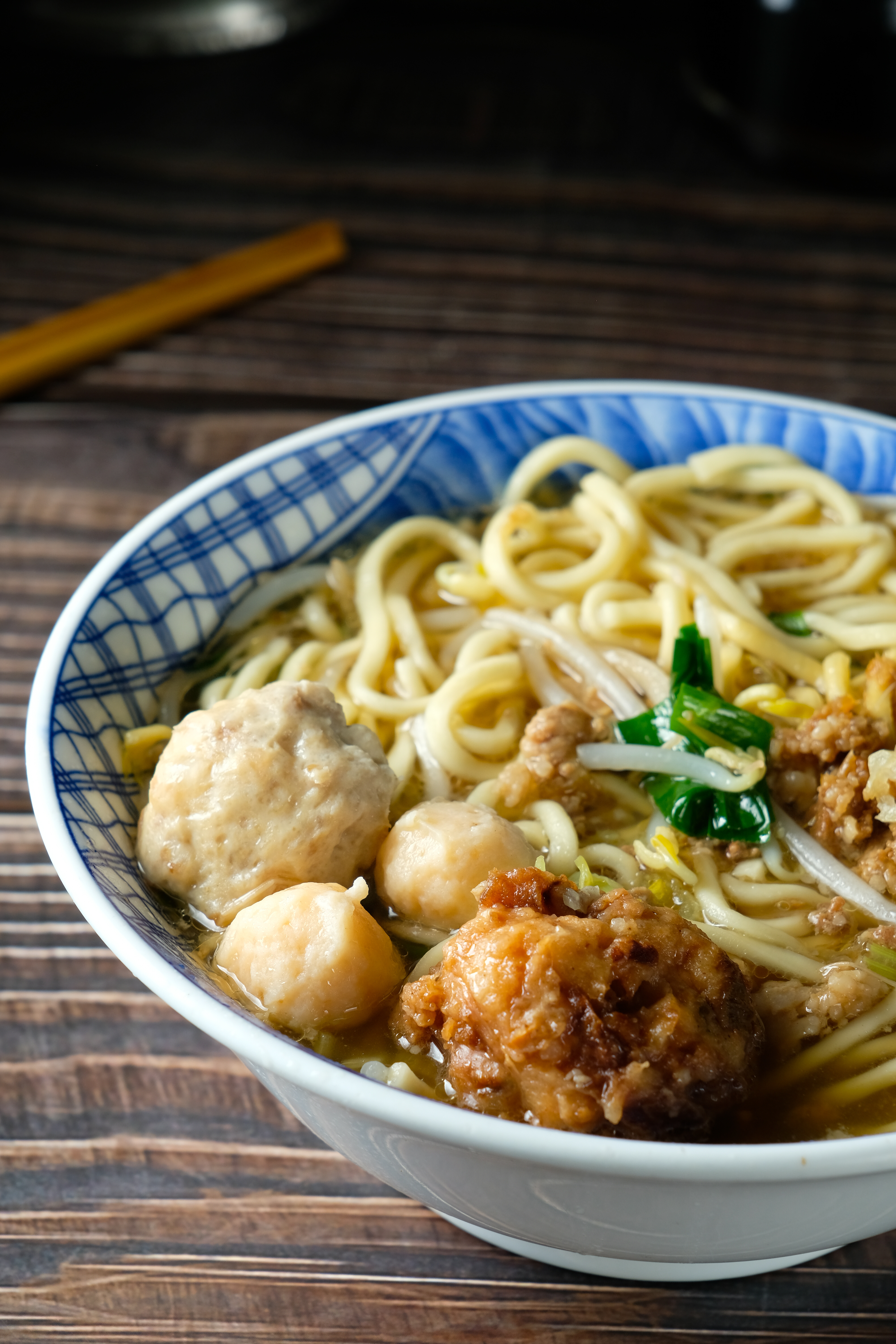 鹿港的「趩仔麵」不一樣，有肉燥，還放進肉丸、蝦丸和雞捲，湯頭有大骨湯和煮過丸子的高湯，更加清甜。（45元／碗）