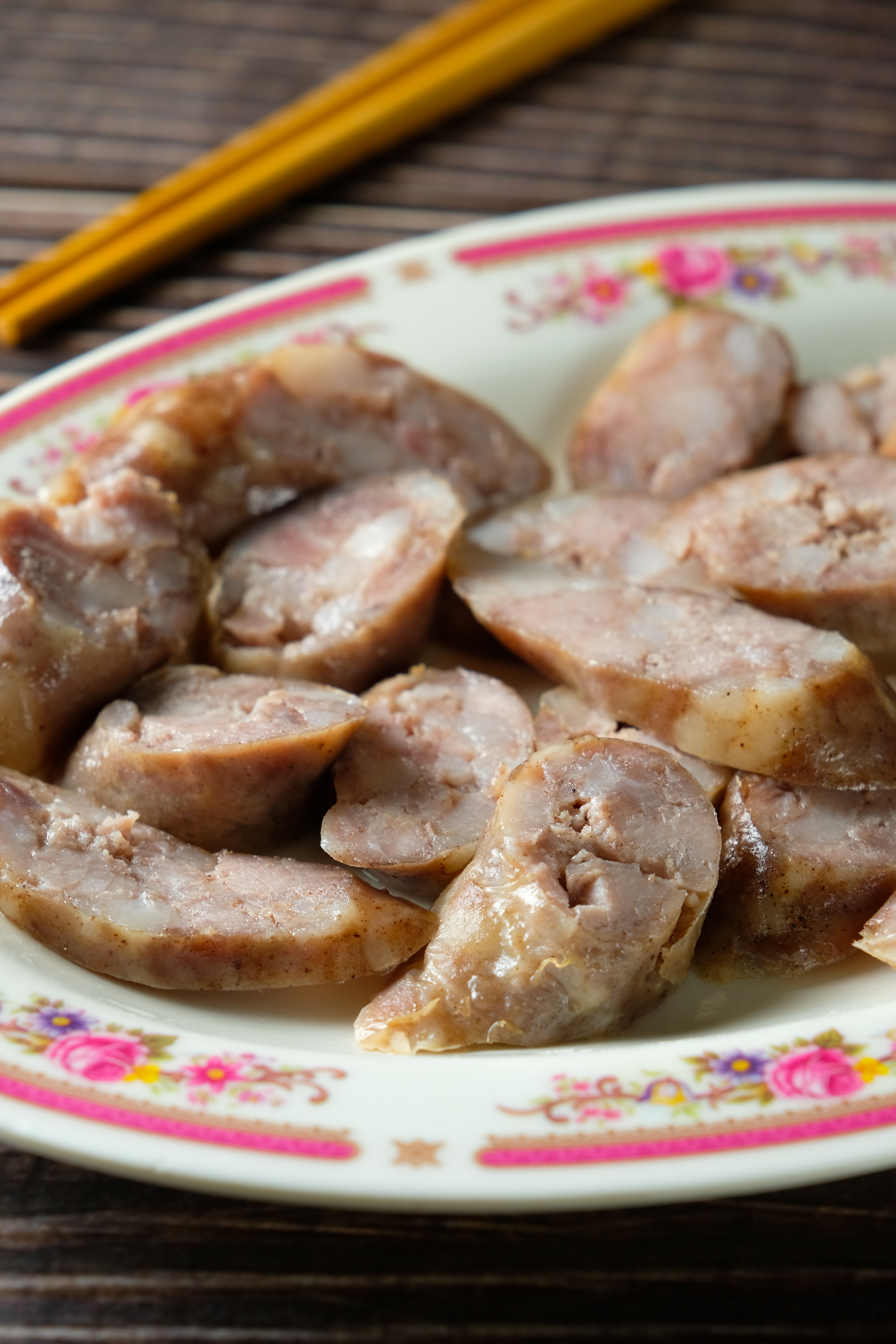 「香腸」肉質緊實，散發淡淡高粱酒香。（30元／小份、50元／大份）
