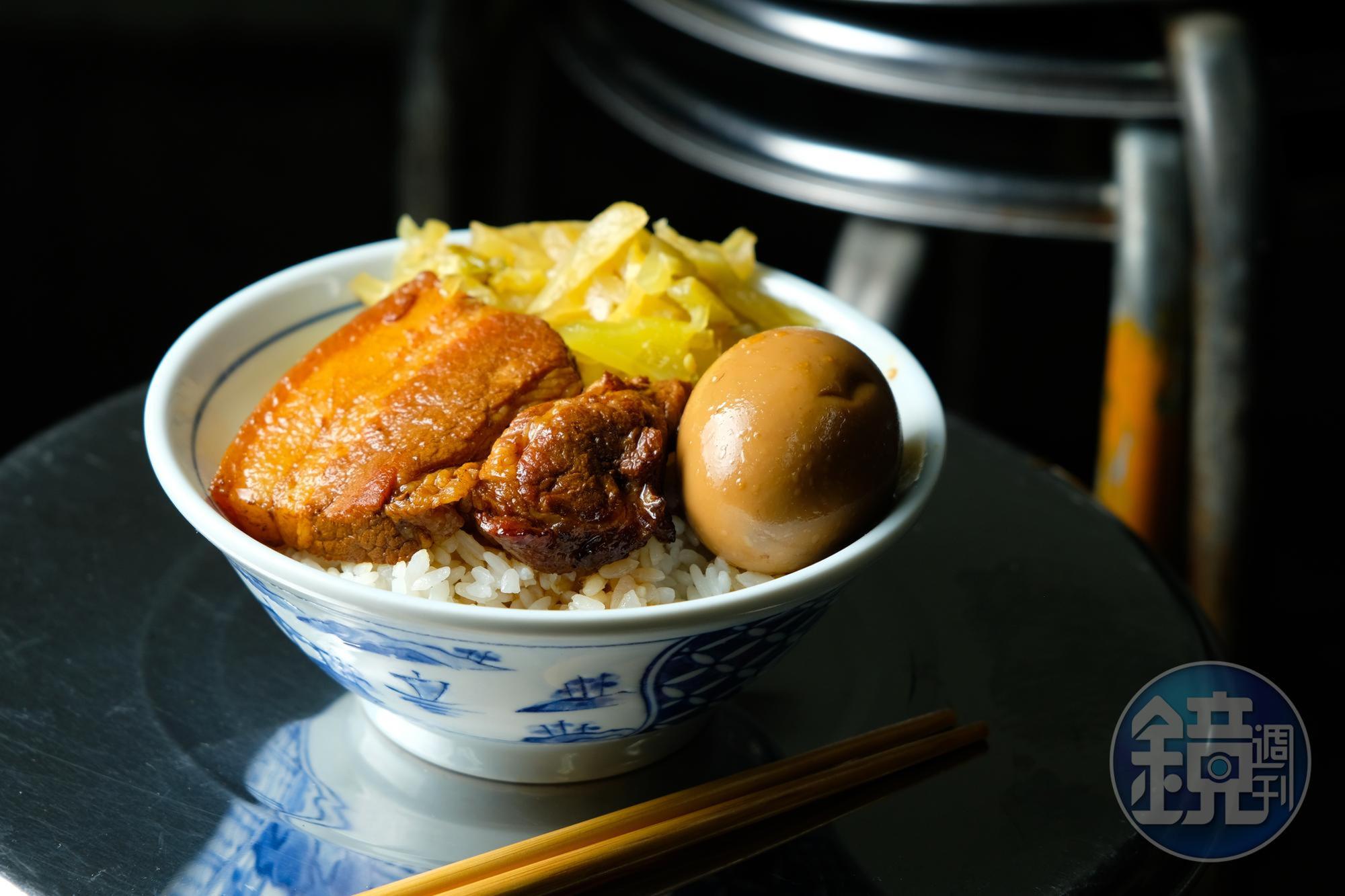 「焢肉飯」油亮肥腴,配上脆酸菜,解膩更讚。(加蛋50元/碗)
