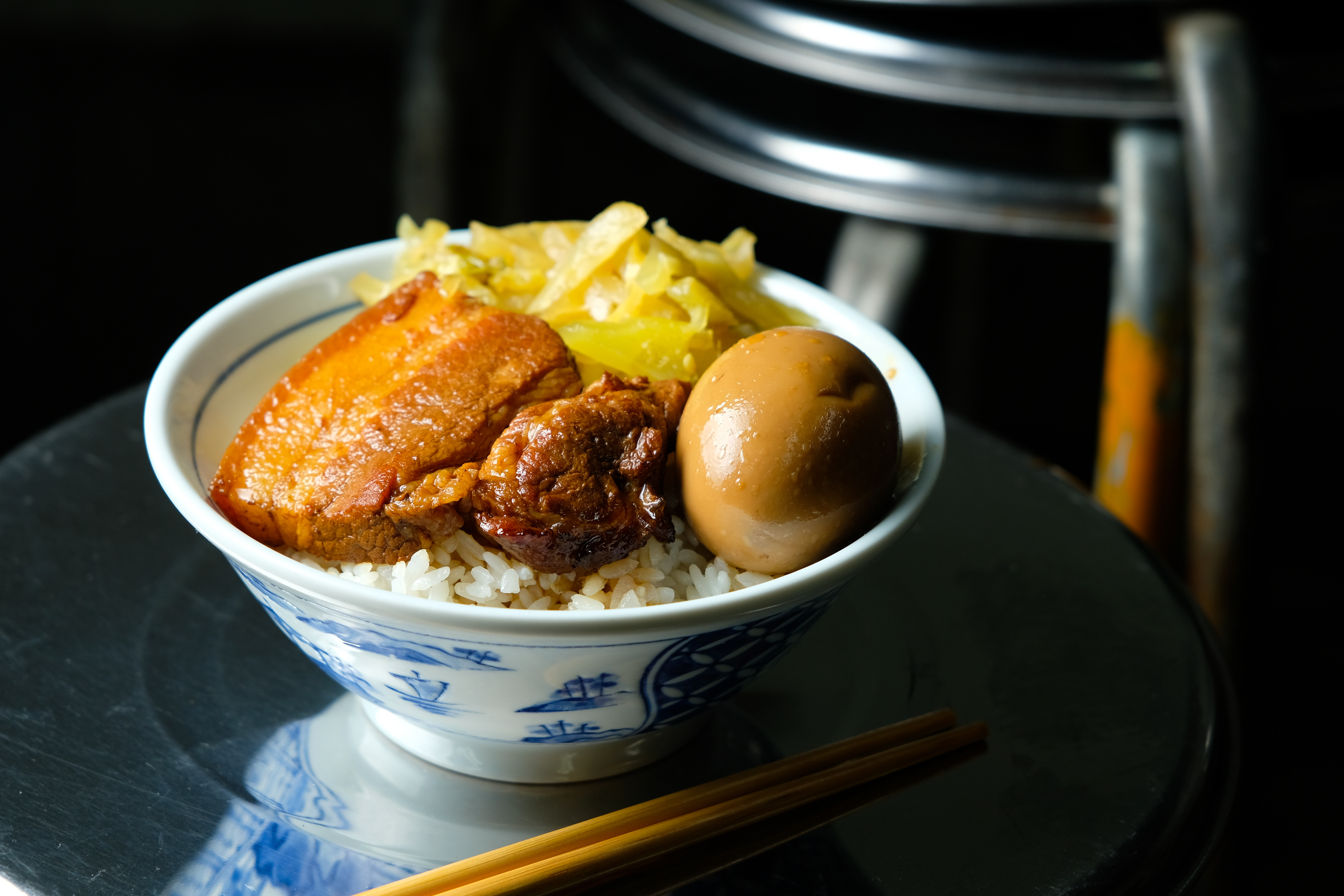 「焢肉飯」油亮肥腴，配上脆酸菜，解膩更讚。（加蛋50元／碗）