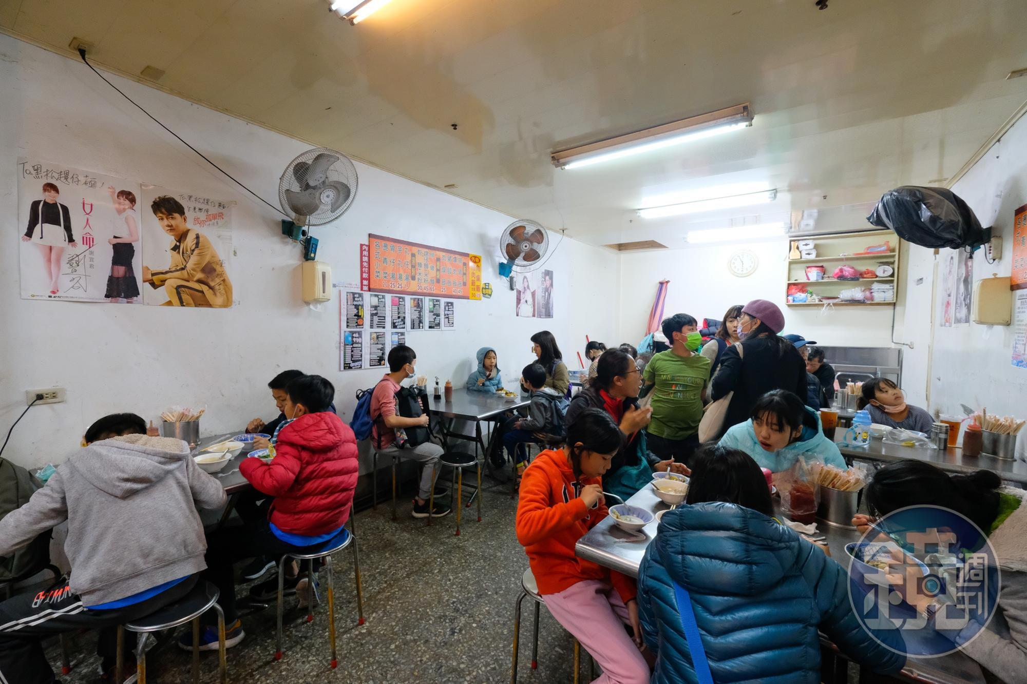 店面無費心裝潢,簡單打上幾張鐵桌、凳子,用餐時間幾乎客滿。