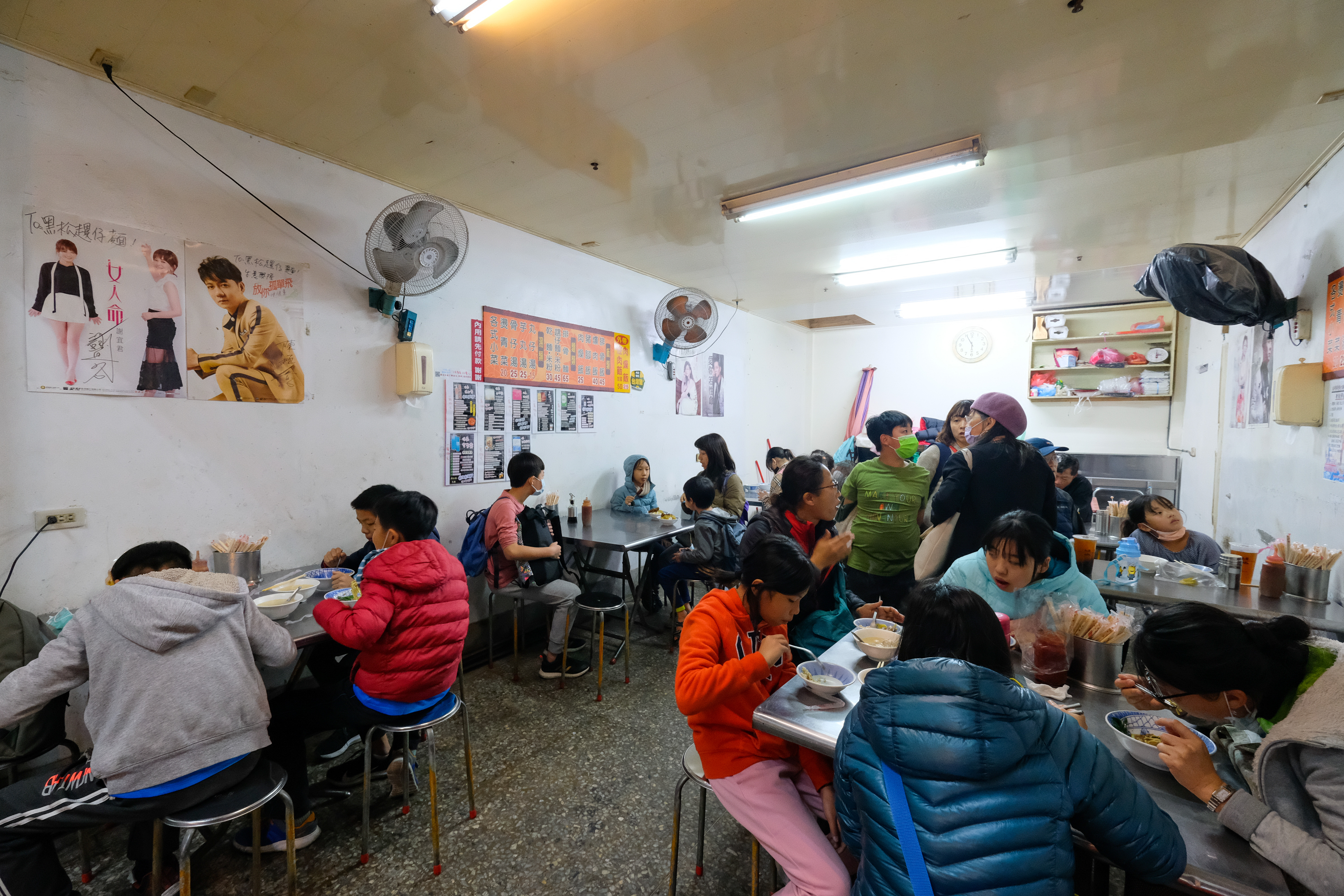 店面無費心裝潢，簡單打上幾張鐵桌、凳子，用餐時間幾乎客滿。