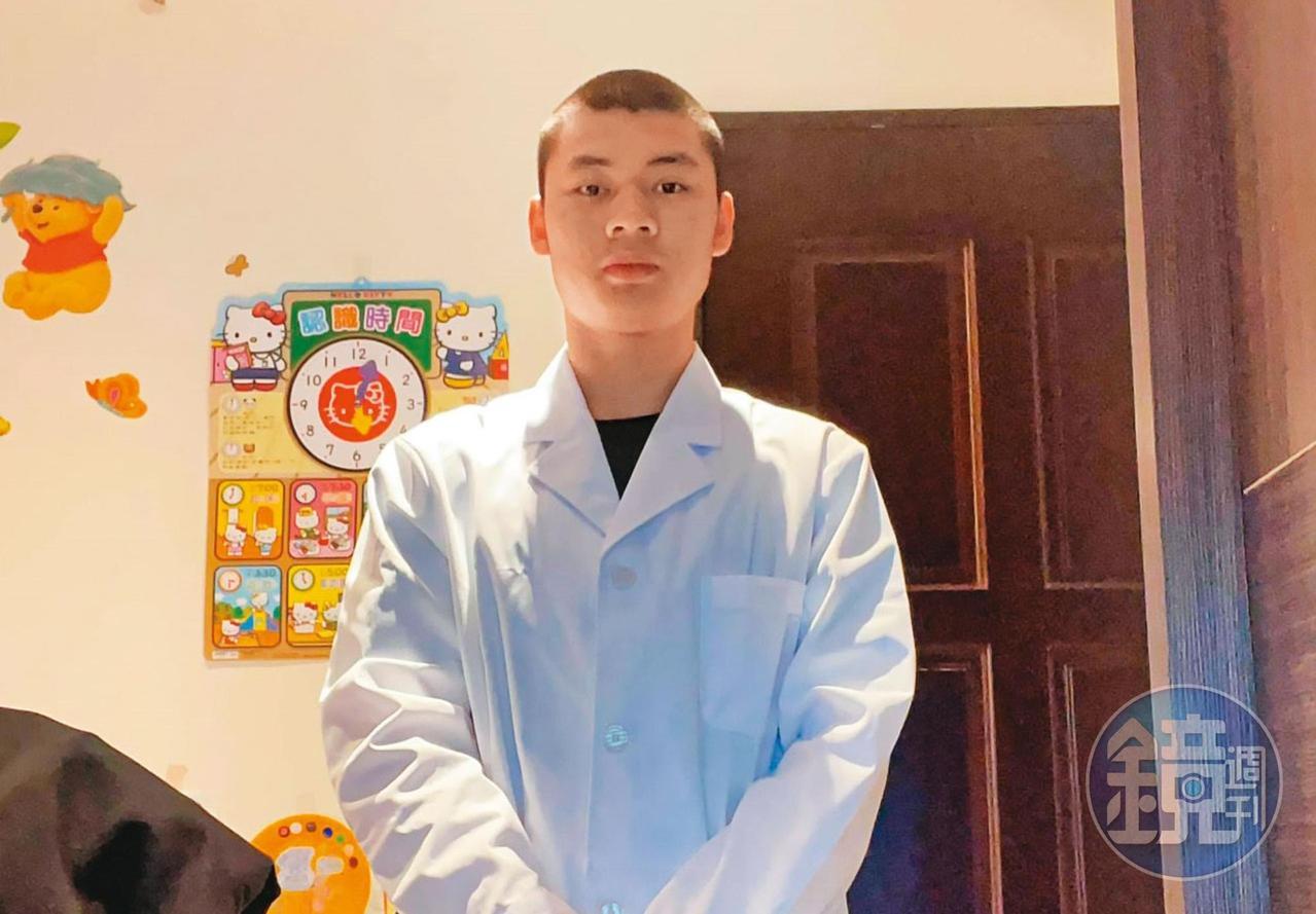 年僅18歲的黃立翔穿著網路上買的白袍,假冒醫師,到處騙財騙色。(讀者提供)
