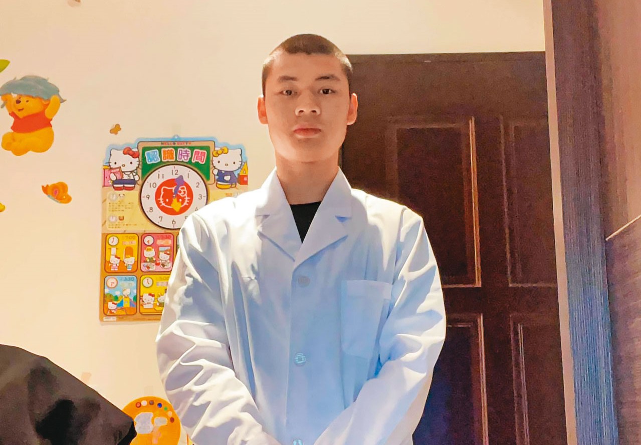 年僅18歲的黃立翔穿著網路上買的白袍，假冒醫師，到處騙財騙色。（讀者提供）