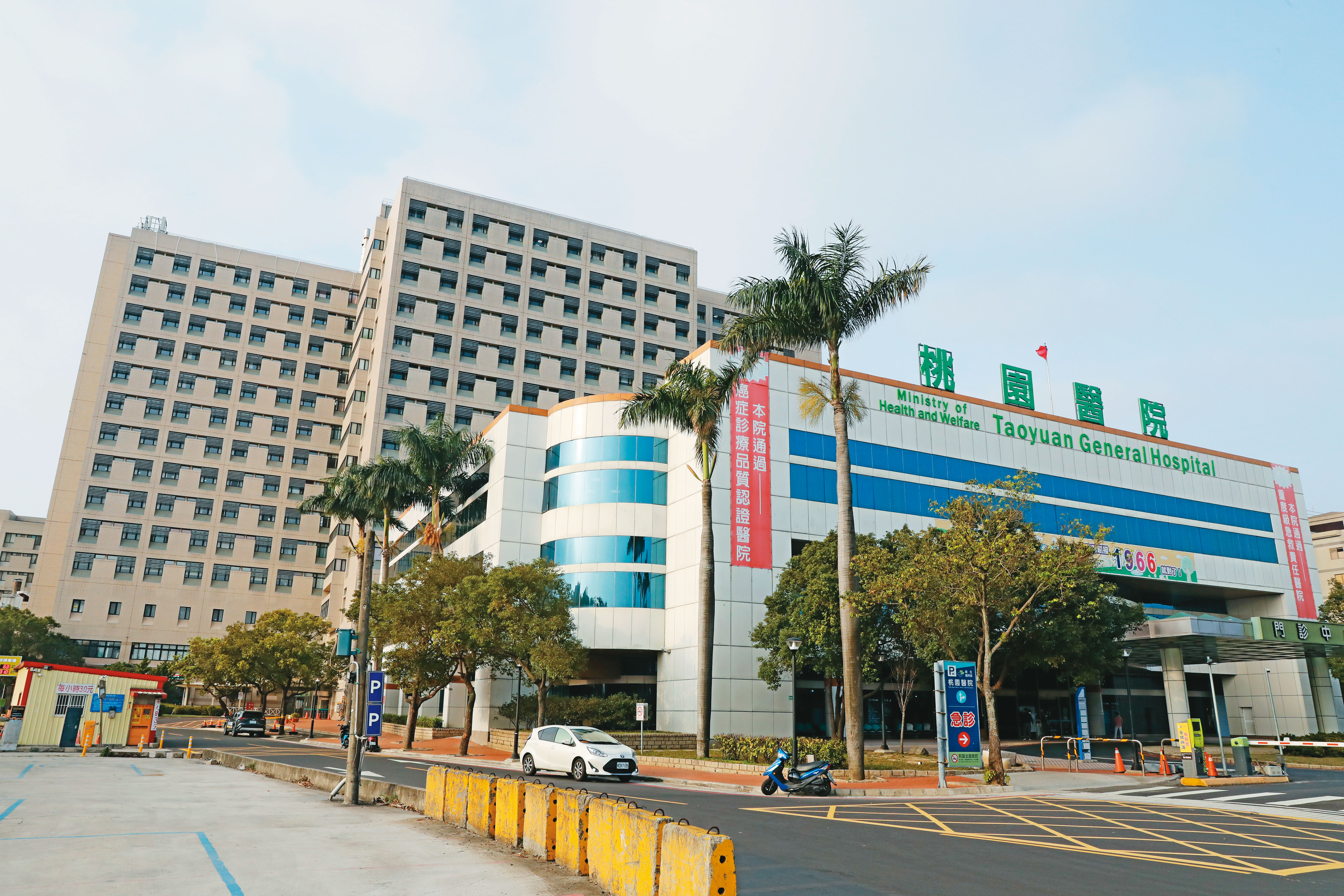 黃立翔自稱在部立桃園醫院（圖）服務，之後又改口說被調到中研院上班。