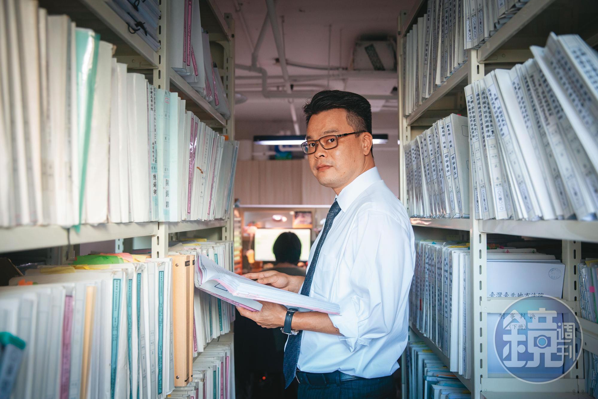 律師林俊宏說,最近調到當年的領槍登記簿,但這項不在場證明是否被法院接受、願意開啟再審,全看法官心證。