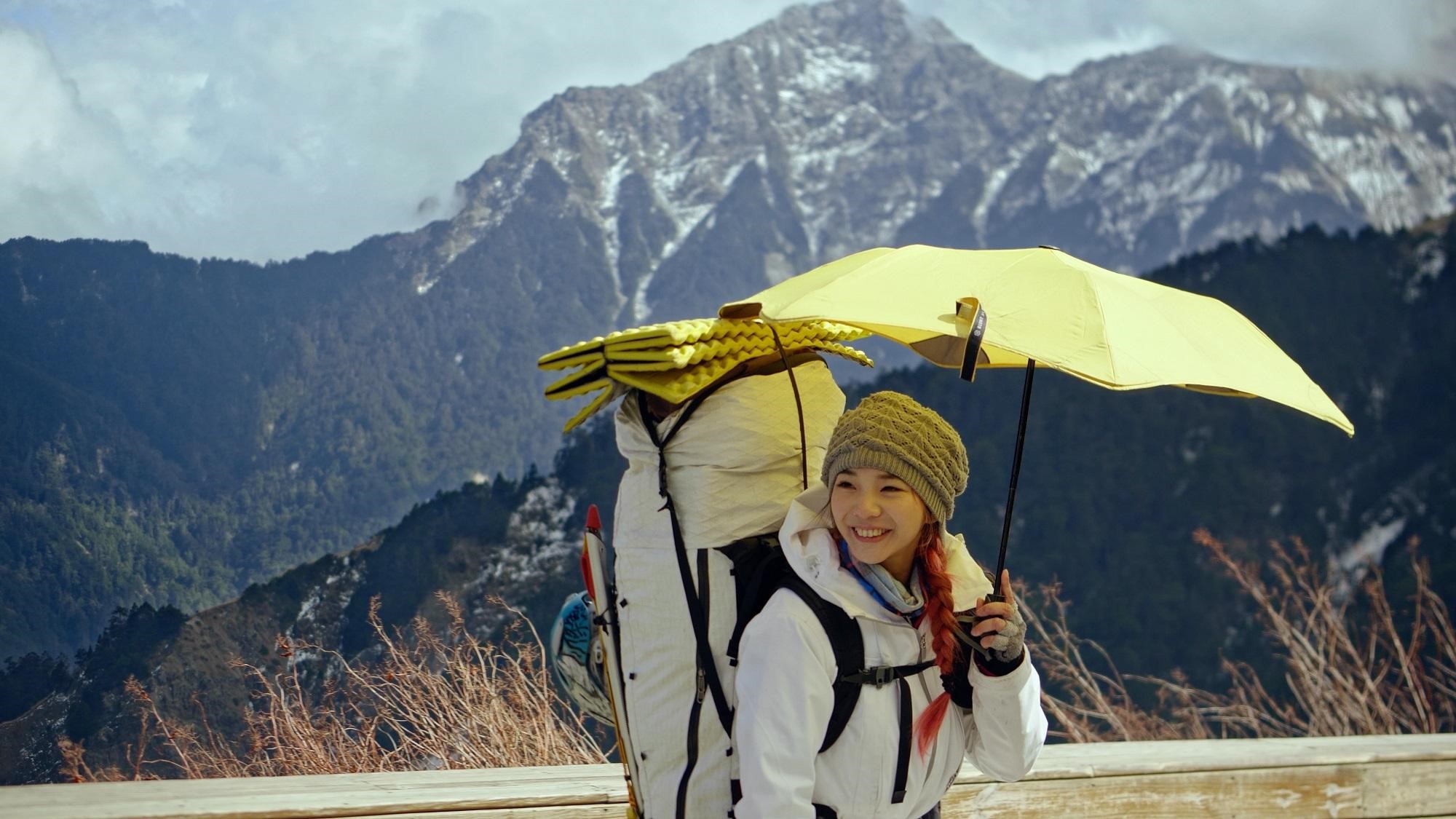 三條魚是台灣第二位登上聖母峰的女性登山家，她帶製作團隊攻頂3次，才拍到奇萊北峰稜線美景。（公視提供）