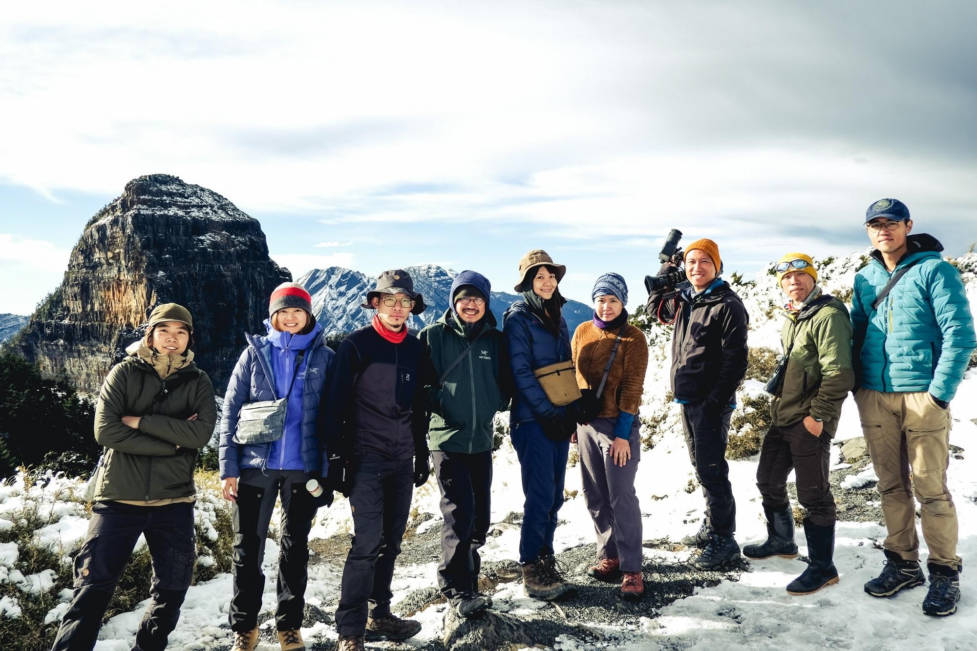 《群山之島》除了60歲製作人詹偉雄（左四），其餘隊員平均年齡才34歲。（公視提供）