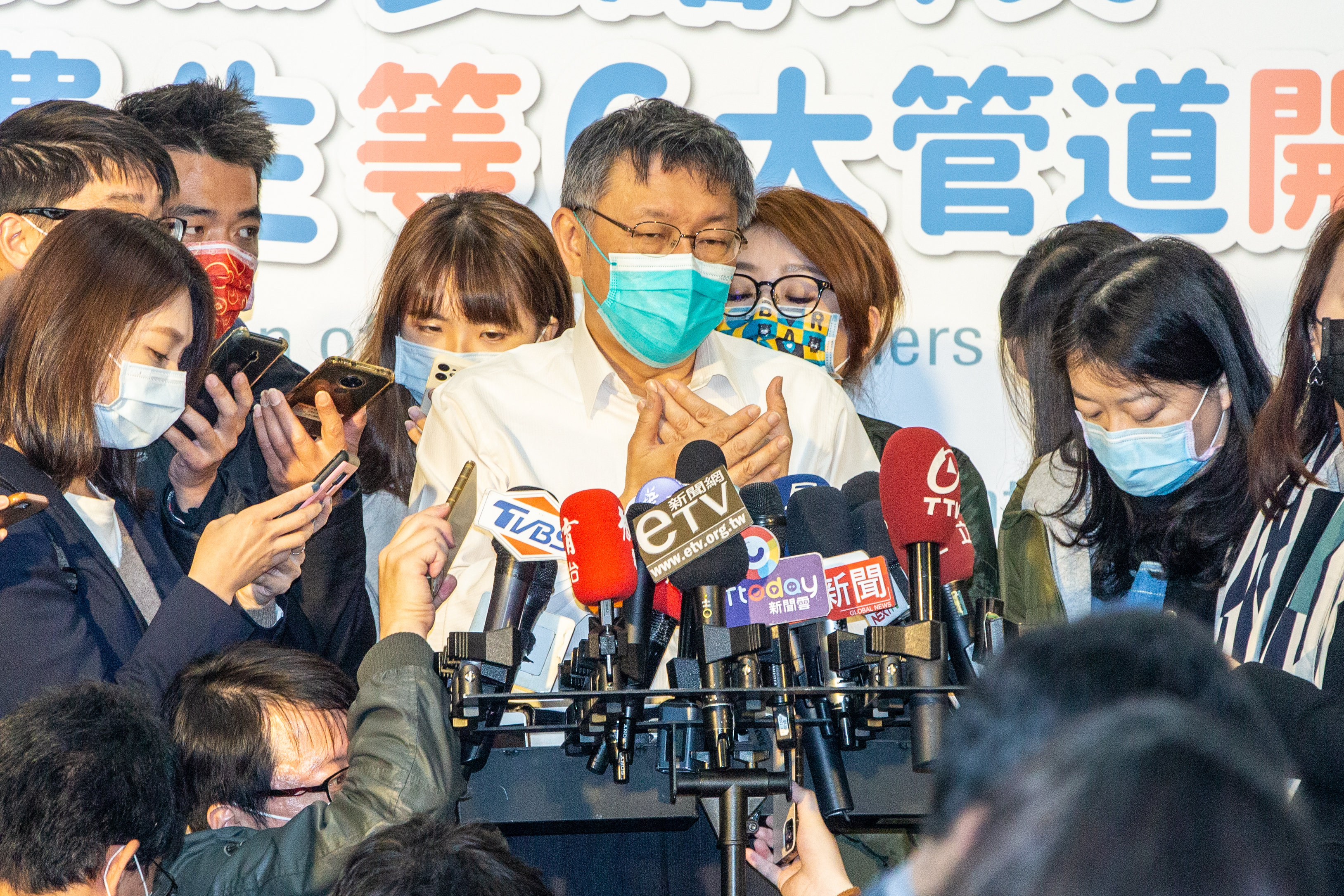 本刊調查，台北市長柯文哲策略不只是與本土藍合作，私下也積極拉攏綠營人士，想營造「藍綠共融」的意象。（本刊資料照）