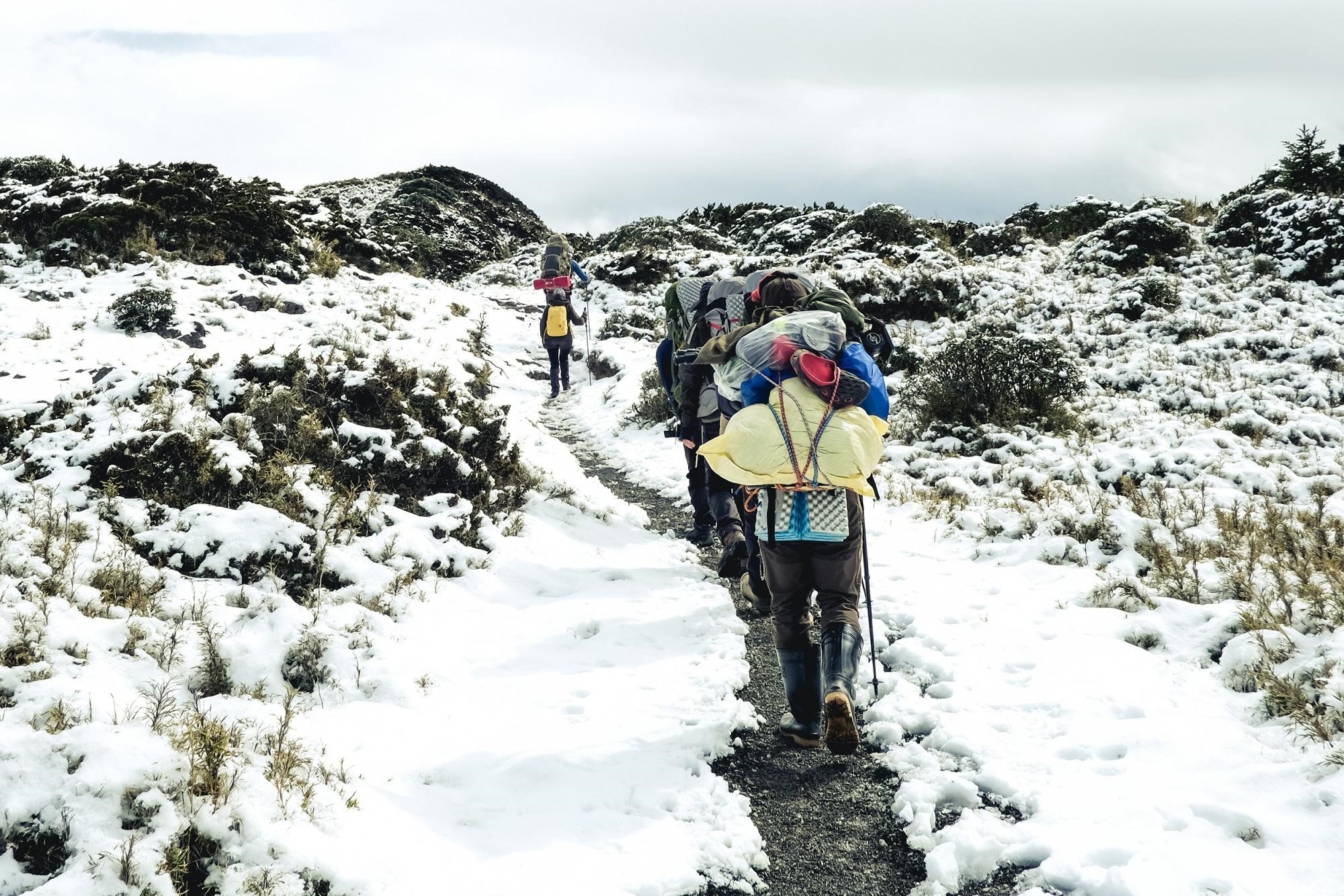 《群山之島》使用的電池重量驚人，需靠協力運補上山。（公視提供）