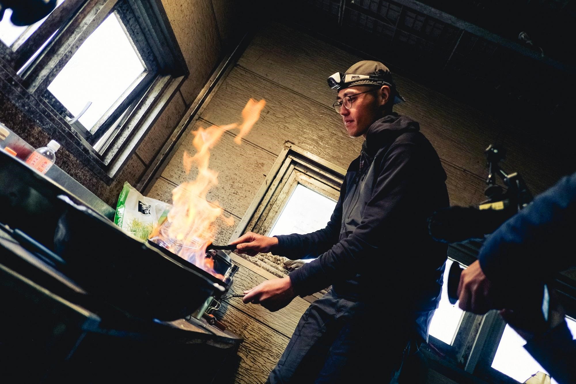 普魯圖是專業高山嚮導，廚藝也讓團隊大開眼界。（公視提供）