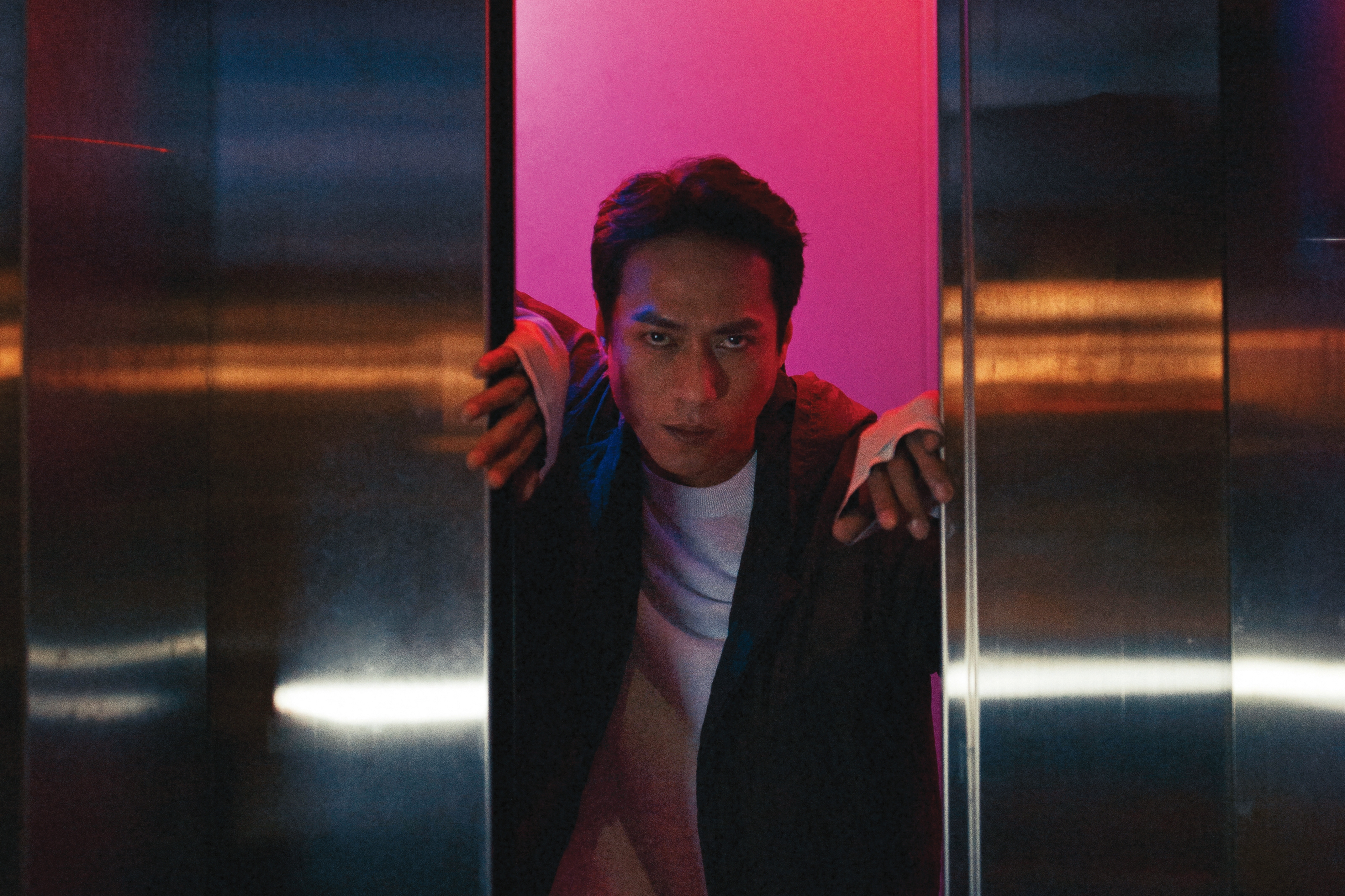 莊凱勛國語、台語、客家都難不倒,在《天橋上的魔術師》貫穿十集,跟不同族群的角色互動綽綽有餘。