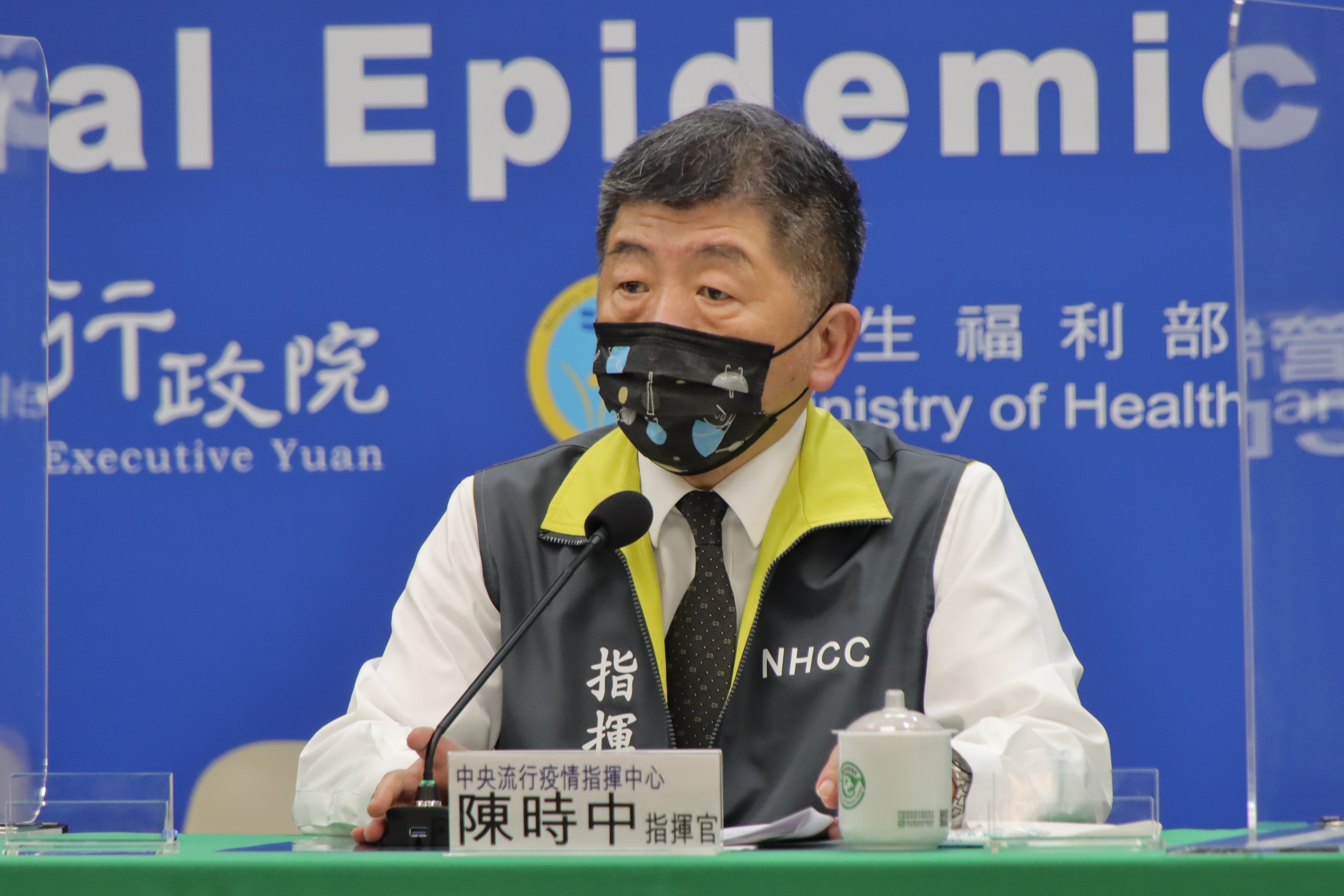 陳時中今日在疫情記者會上說明帛琉旅遊泡泡。（指揮中心提供）