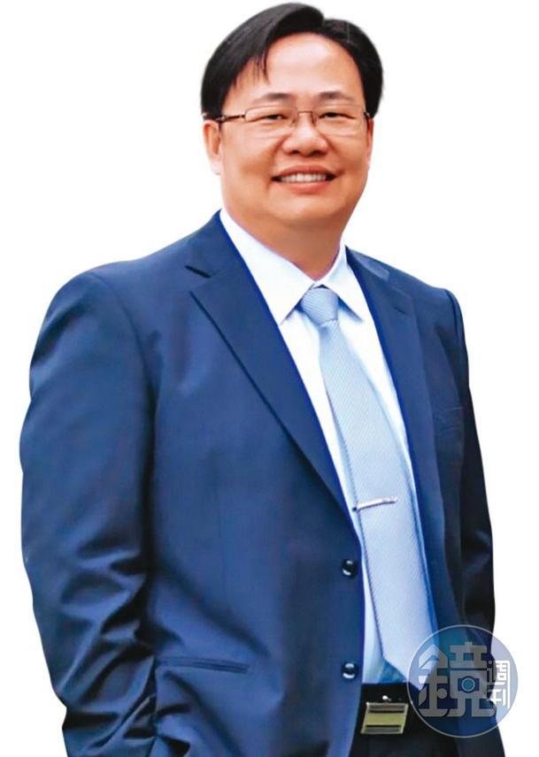 高雄中正高中老師袁子洺白天在學校教課，下課後開神壇當起「神明代言人」。（讀者提供）